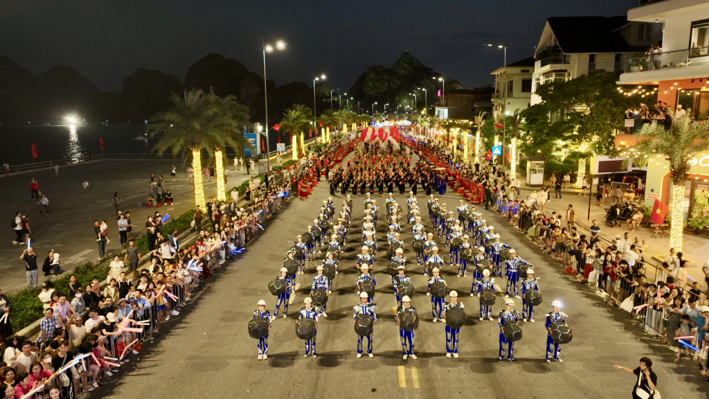 Carnaval Hạ Long 2026 rực rỡ sắc m&agrave;u, khuấy động đ&ecirc;m hội b&ecirc;n bờ di sản- Ảnh 6.