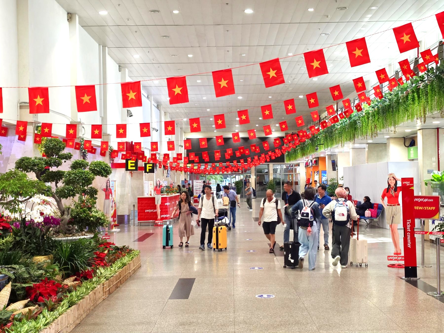 Bay giữa sắc đỏ tự h&agrave;o, Vietjet ch&agrave;o mừng đại lễ 30/4- Ảnh 2.