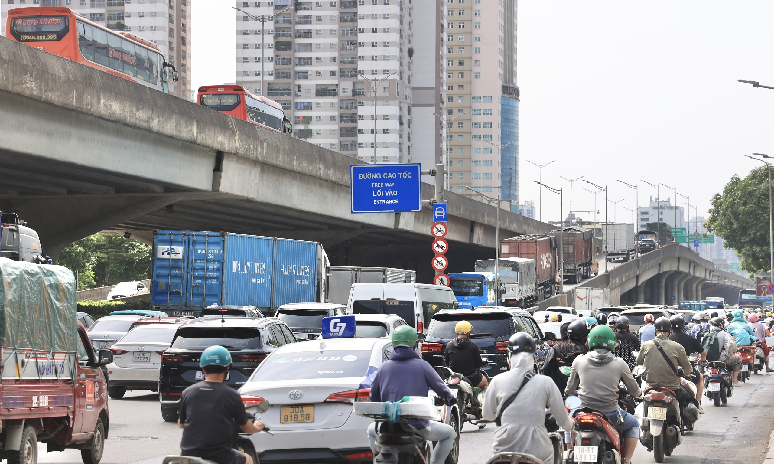 Ng&agrave;y đầu nghỉ lễ: Giao th&ocirc;ng cửa ng&otilde; H&agrave; Nội qu&aacute; tải, nhiều tuyến đường kẹt cứng- Ảnh 4.