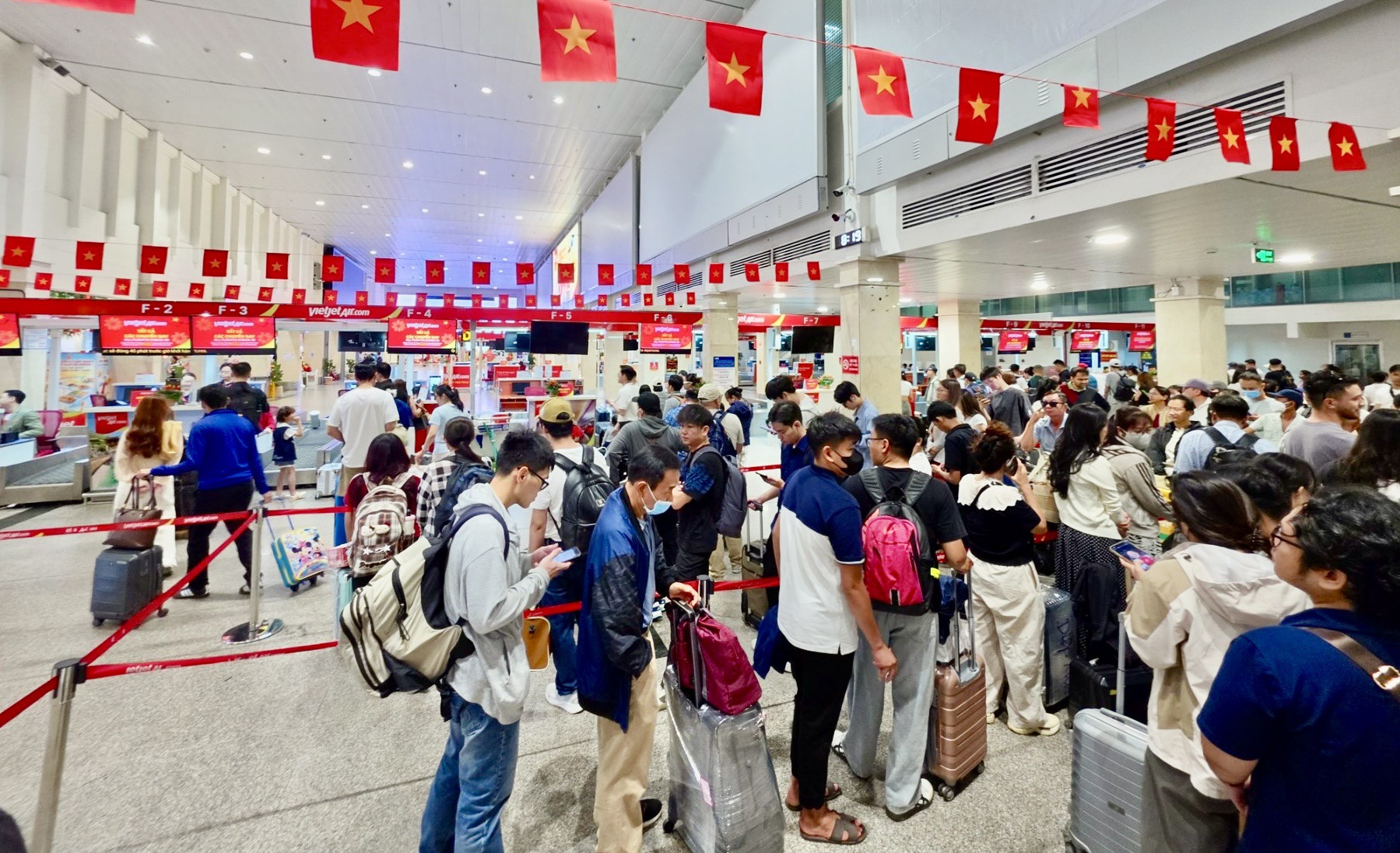 Bay giữa sắc đỏ tự h&agrave;o, Vietjet ch&agrave;o mừng đại lễ 30/4- Ảnh 3.