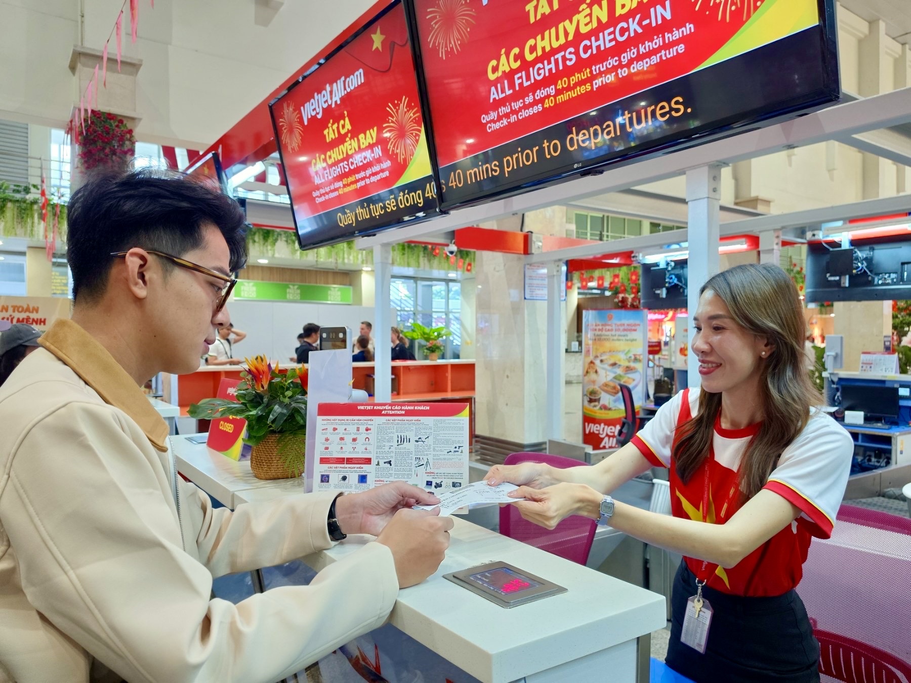 Bay giữa sắc đỏ tự h&agrave;o, Vietjet ch&agrave;o mừng đại lễ 30/4- Ảnh 4.