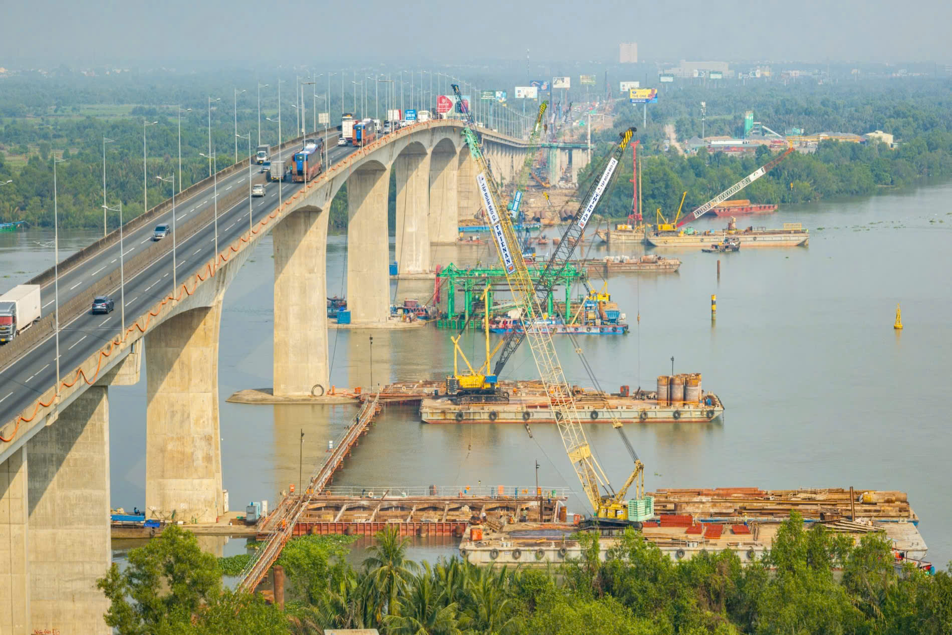 Rộn r&agrave;ng c&ocirc;ng trường cao tốc thi c&ocirc;ng xuy&ecirc;n lễ để về đ&iacute;ch sớm- Ảnh 11.