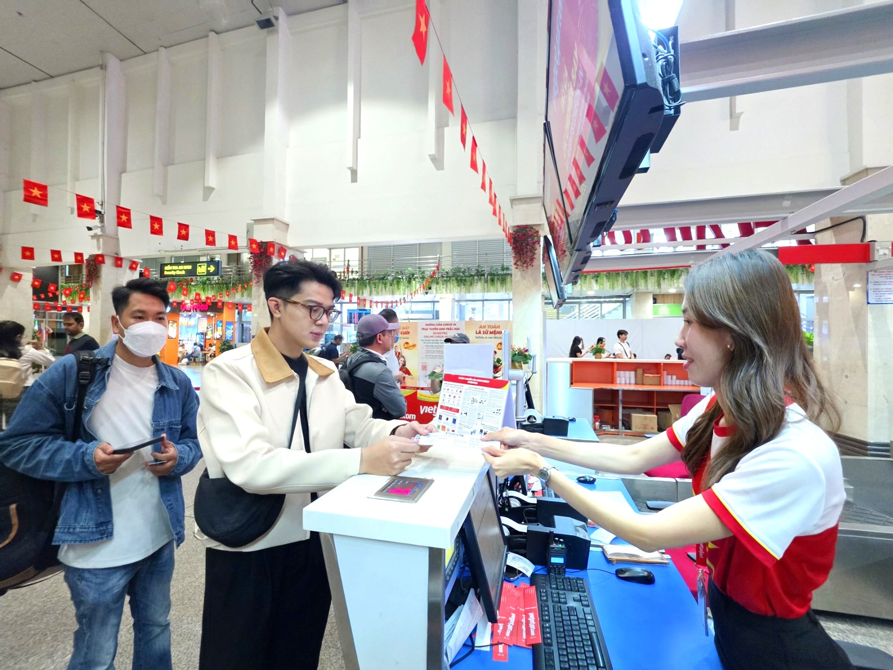 Bay giữa sắc đỏ tự h&agrave;o, Vietjet ch&agrave;o mừng đại lễ 30/4- Ảnh 5.