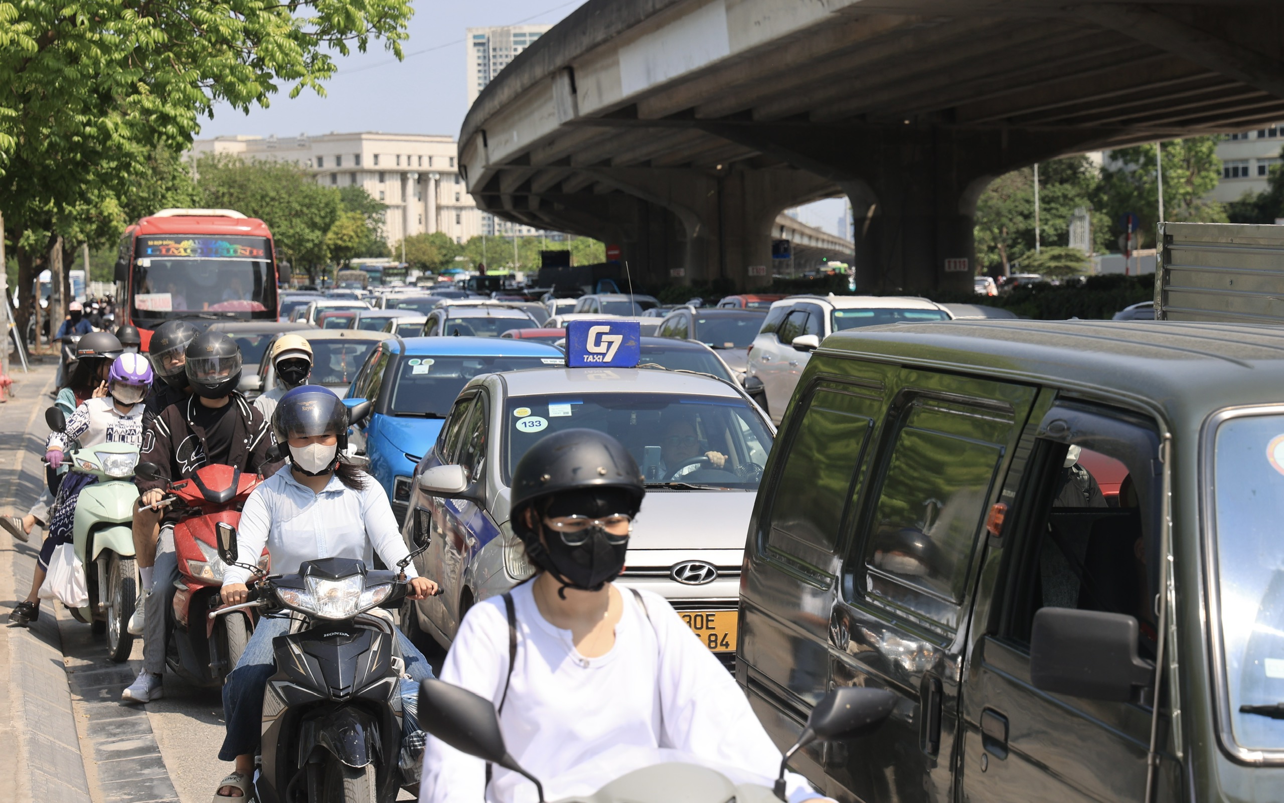 Ng&agrave;y đầu nghỉ lễ: Giao th&ocirc;ng cửa ng&otilde; H&agrave; Nội qu&aacute; tải, nhiều tuyến đường kẹt cứng- Ảnh 6.