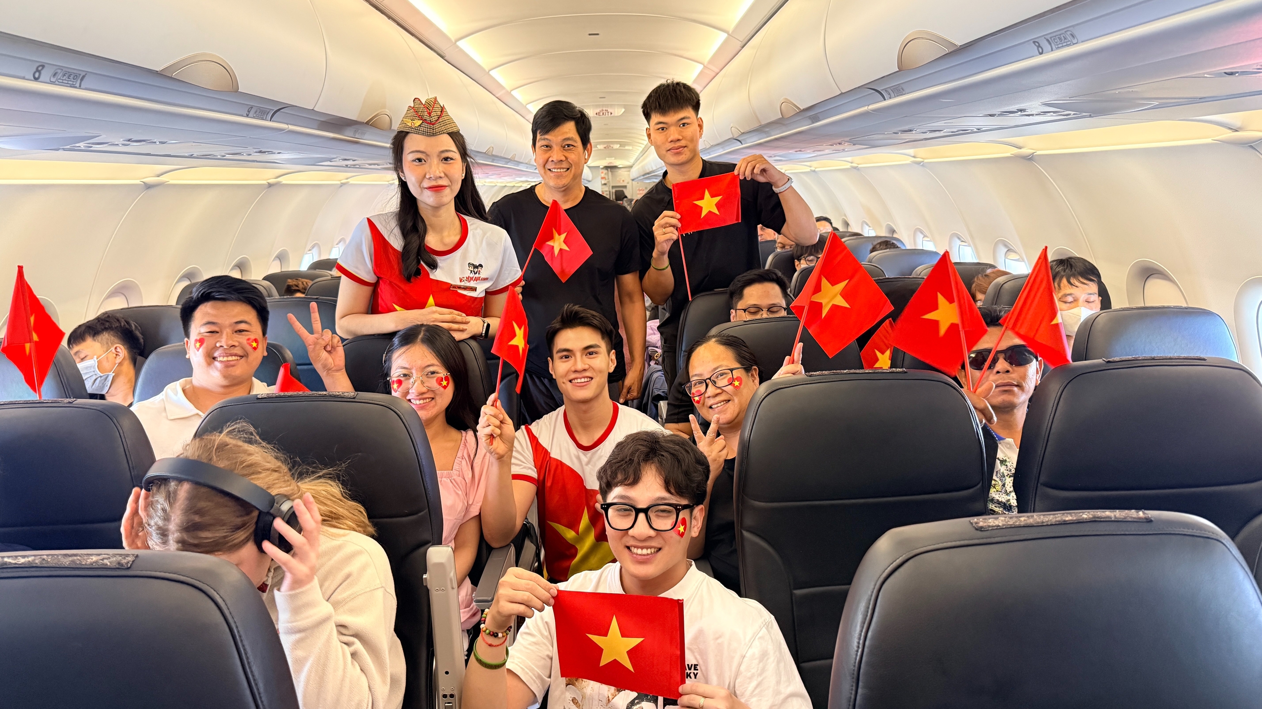 Bay giữa sắc đỏ tự h&agrave;o, Vietjet ch&agrave;o mừng đại lễ 30/4- Ảnh 8.