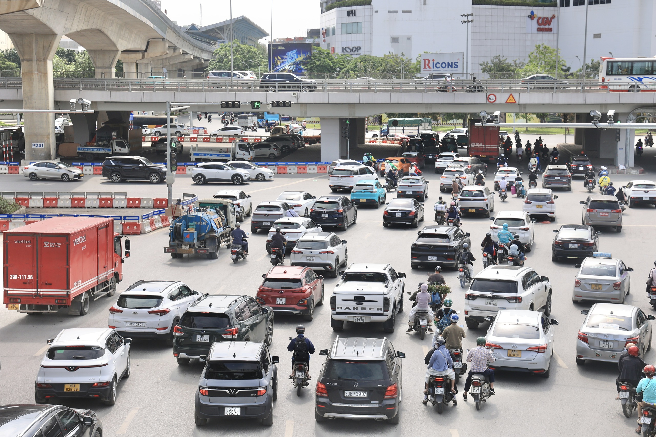 Ng&agrave;y đầu nghỉ lễ: Giao th&ocirc;ng cửa ng&otilde; H&agrave; Nội qu&aacute; tải, nhiều tuyến đường kẹt cứng- Ảnh 10.