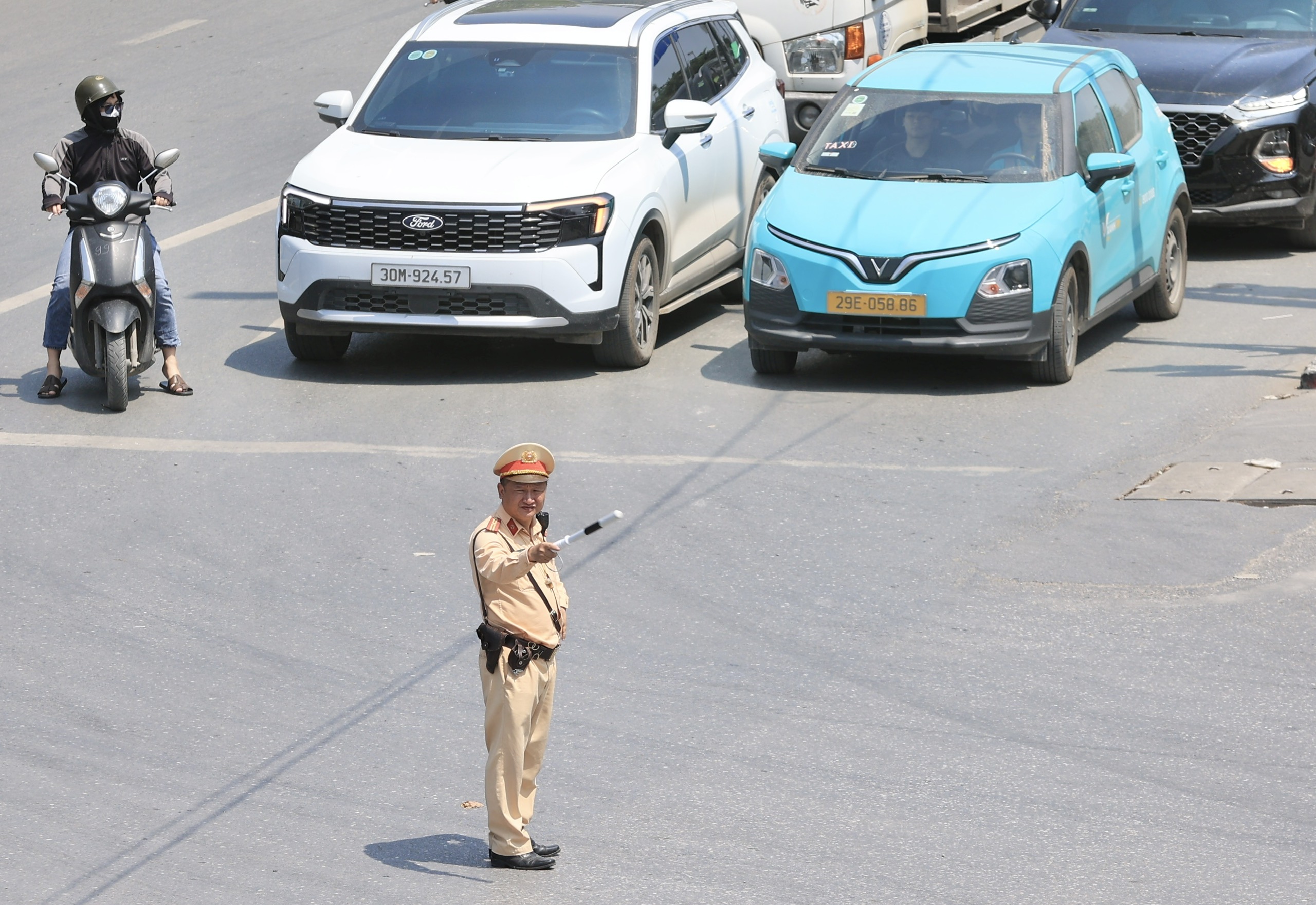 Ng&agrave;y đầu nghỉ lễ: Giao th&ocirc;ng cửa ng&otilde; H&agrave; Nội qu&aacute; tải, nhiều tuyến đường kẹt cứng- Ảnh 8.
