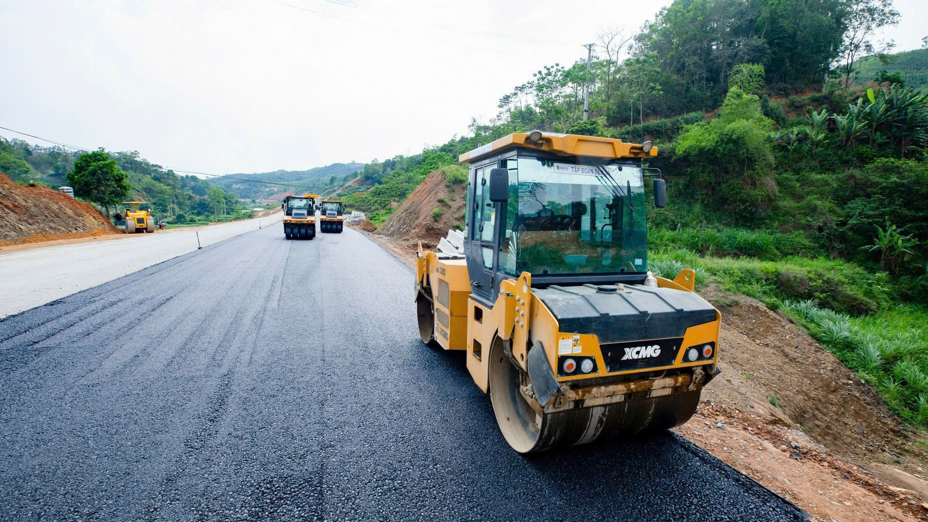 Rộn r&agrave;ng c&ocirc;ng trường cao tốc thi c&ocirc;ng xuy&ecirc;n lễ để về đ&iacute;ch sớm- Ảnh 1.