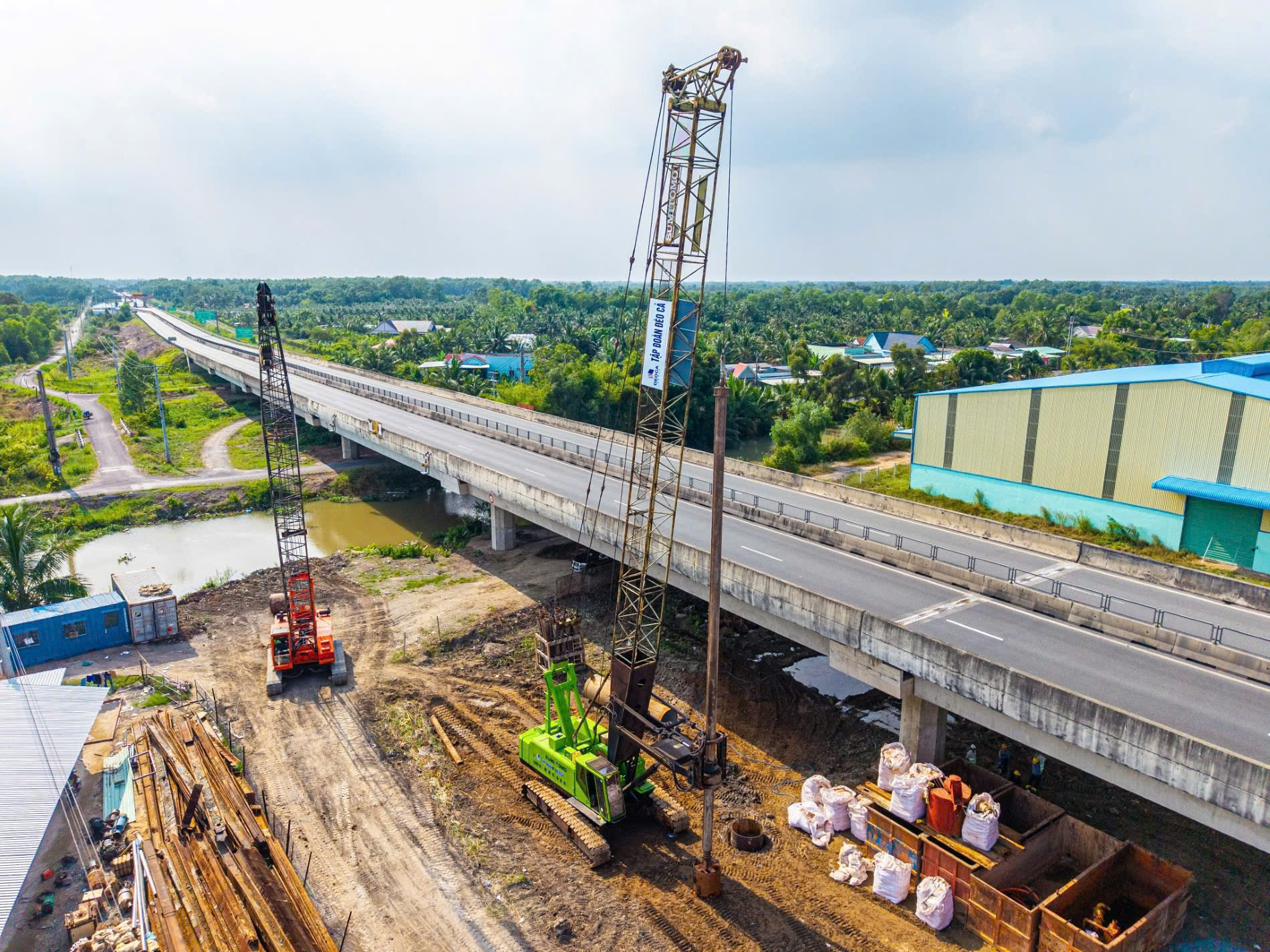 Rộn r&agrave;ng c&ocirc;ng trường cao tốc thi c&ocirc;ng xuy&ecirc;n lễ để về đ&iacute;ch sớm- Ảnh 10.