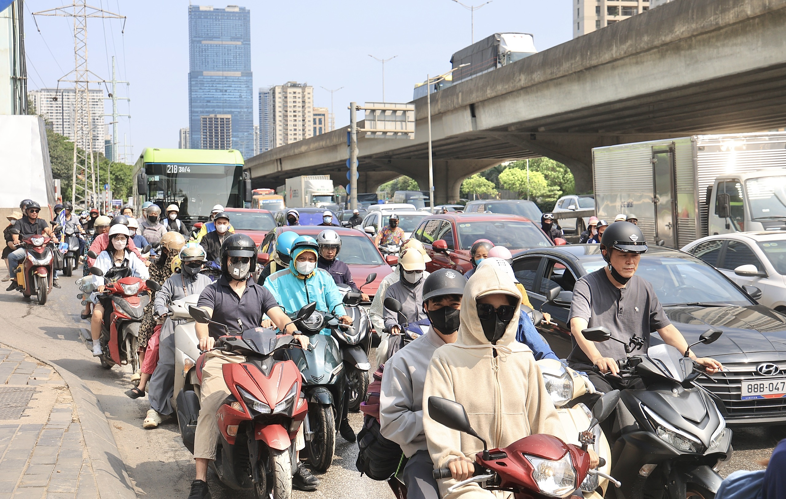 Ng&agrave;y đầu nghỉ lễ: Giao th&ocirc;ng cửa ng&otilde; H&agrave; Nội qu&aacute; tải, nhiều tuyến đường kẹt cứng- Ảnh 3.