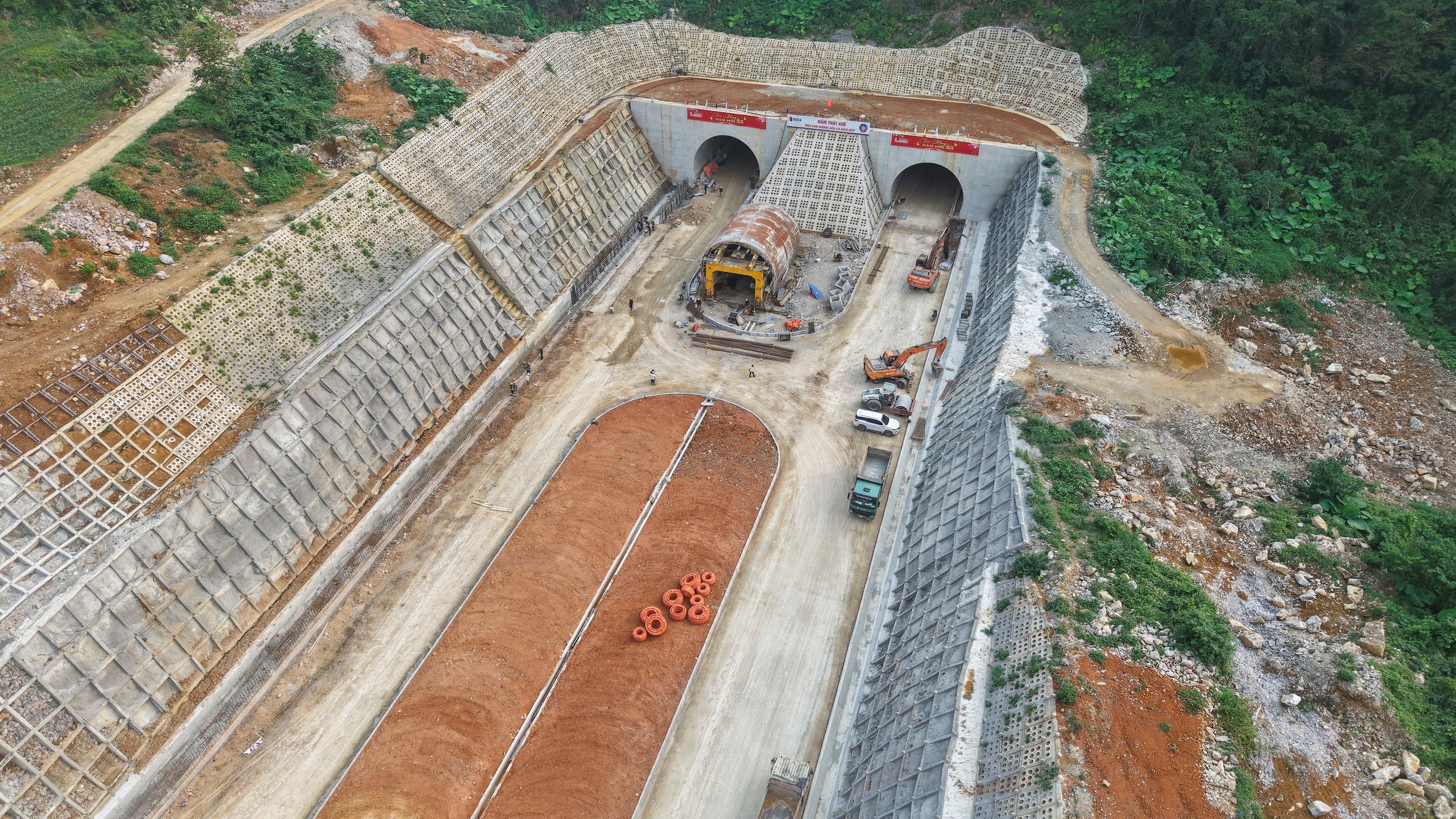 Rộn r&agrave;ng c&ocirc;ng trường cao tốc thi c&ocirc;ng xuy&ecirc;n lễ để về đ&iacute;ch sớm- Ảnh 4.