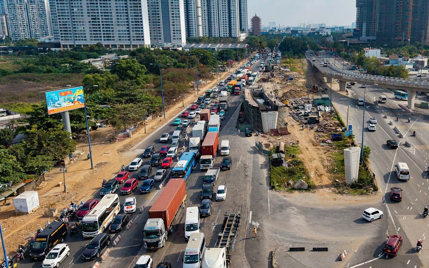 TP.HCM, Đồng Nai tất bật chuẩn bị h&agrave;ng chục trận địa ph&aacute;o hoa cho đ&ecirc;m 30/4 rực s&aacute;ng- Ảnh 17.