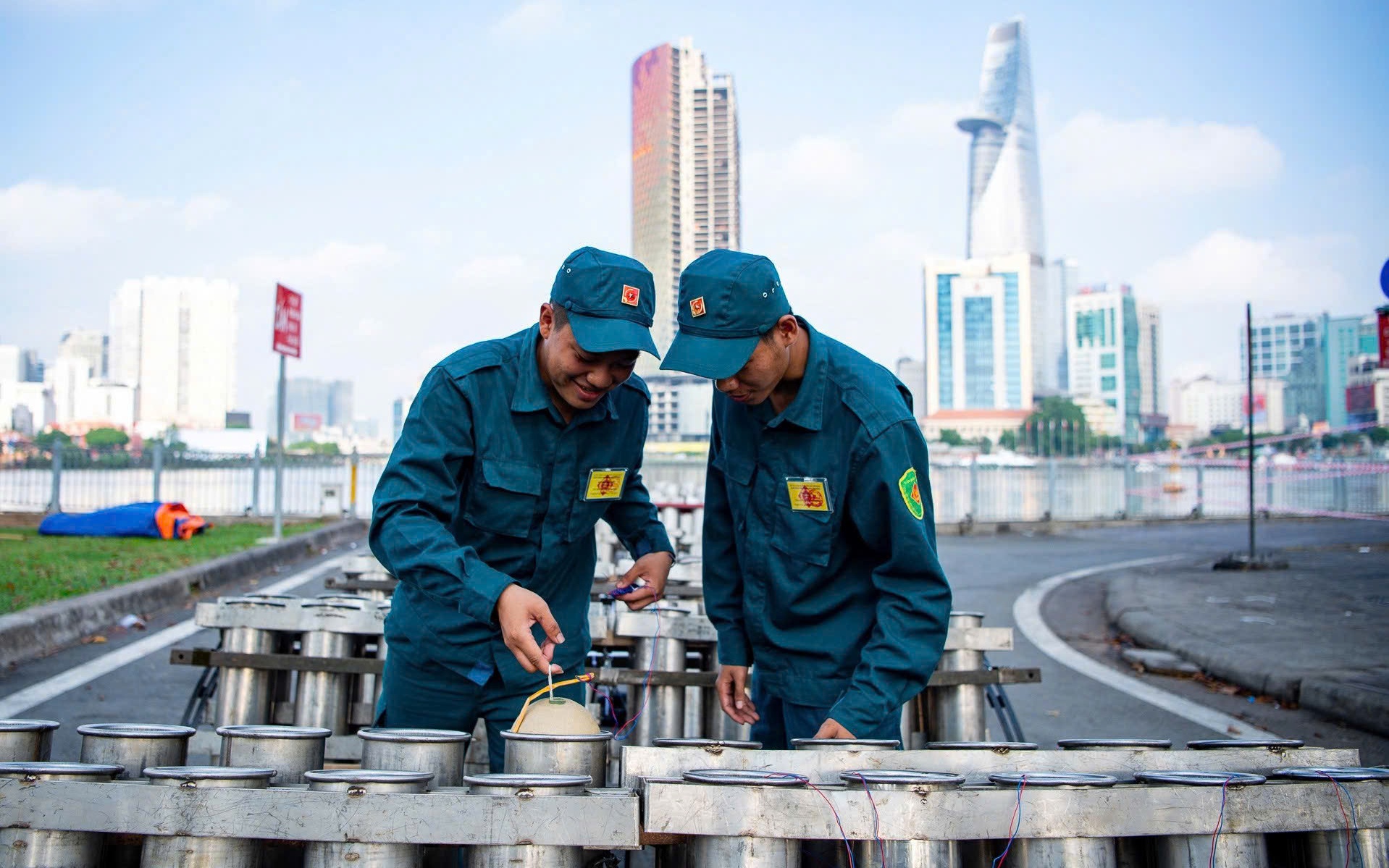 TP.HCM, Đồng Nai tất bật chuẩn bị h&agrave;ng chục trận địa ph&aacute;o hoa cho đ&ecirc;m 30/4 rực s&aacute;ng