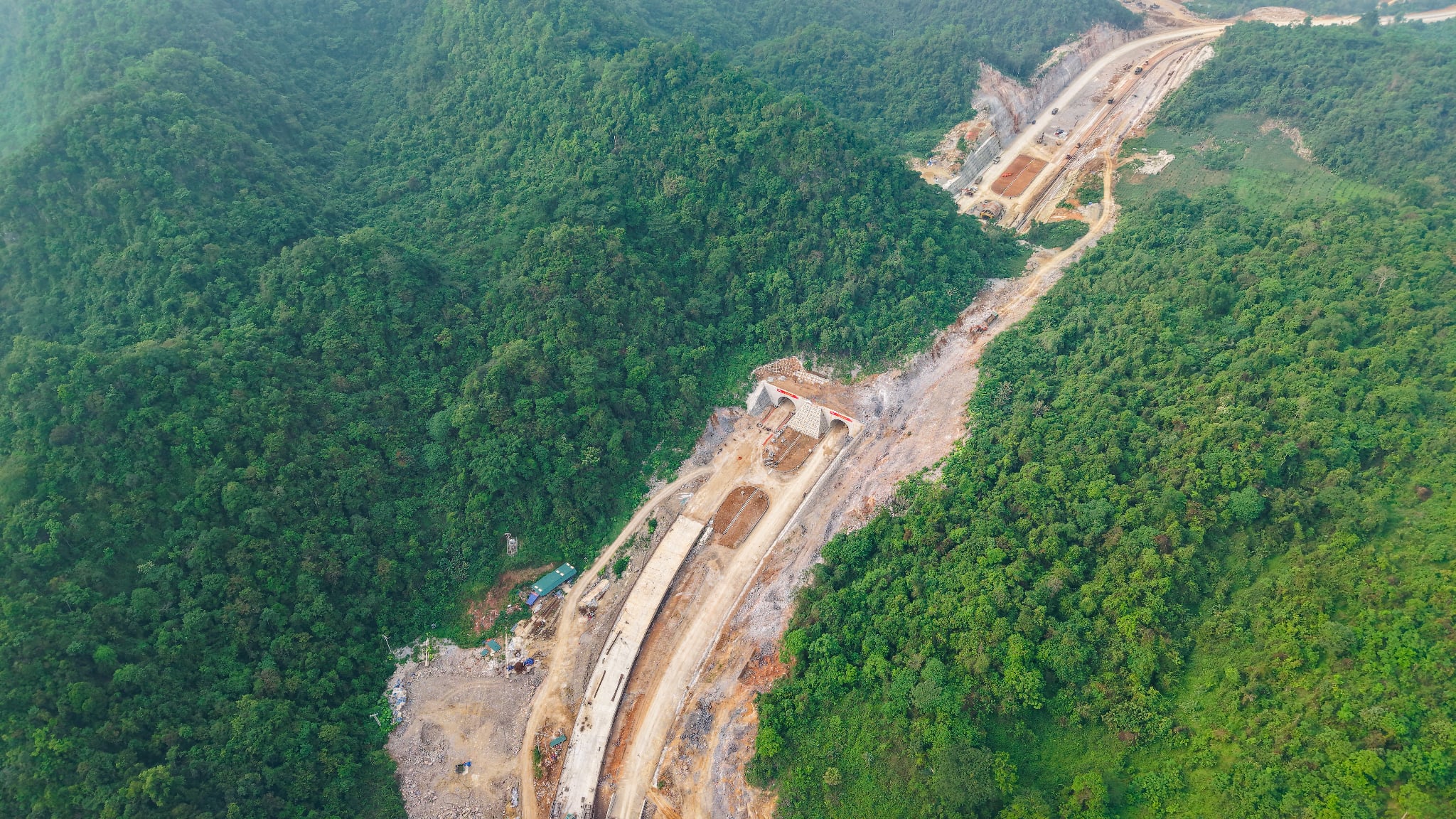 Rộn r&agrave;ng c&ocirc;ng trường cao tốc thi c&ocirc;ng xuy&ecirc;n lễ để về đ&iacute;ch sớm- Ảnh 5.