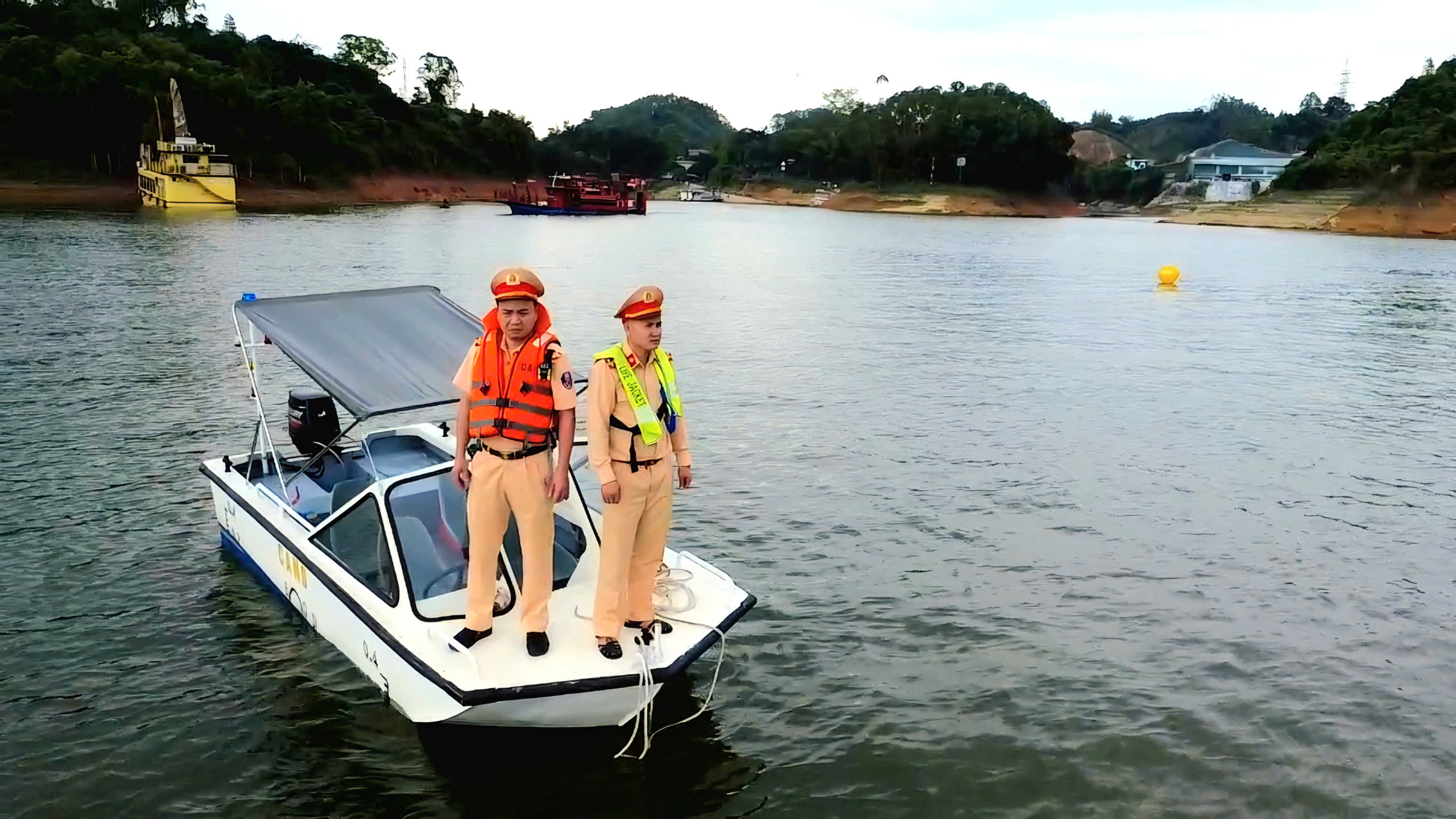 CSGT L&agrave;o Cai giữ b&igrave;nh y&ecirc;n Hồ Th&aacute;c B&agrave; dịp nghỉ lễ 30/4 - 1/5- Ảnh 5.