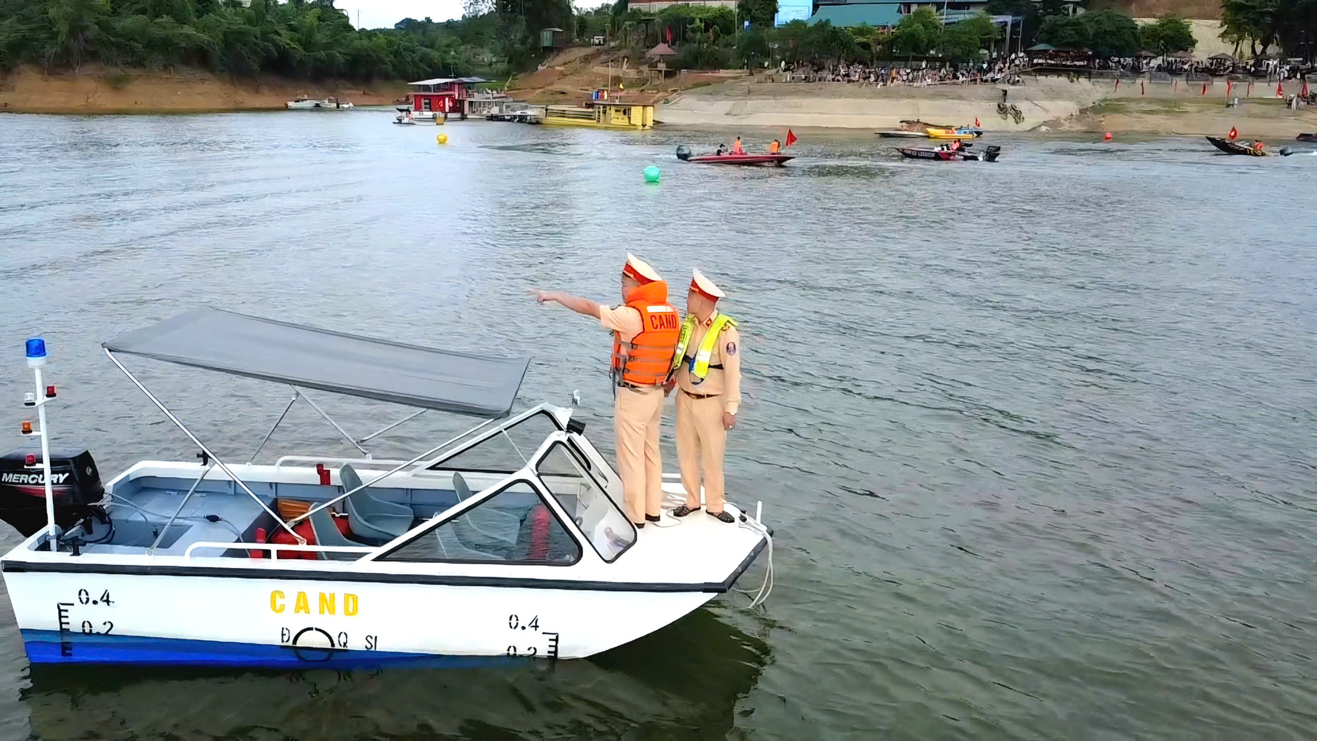 CSGT L&agrave;o Cai giữ b&igrave;nh y&ecirc;n Hồ Th&aacute;c B&agrave; dịp nghỉ lễ 30/4 - 1/5- Ảnh 6.