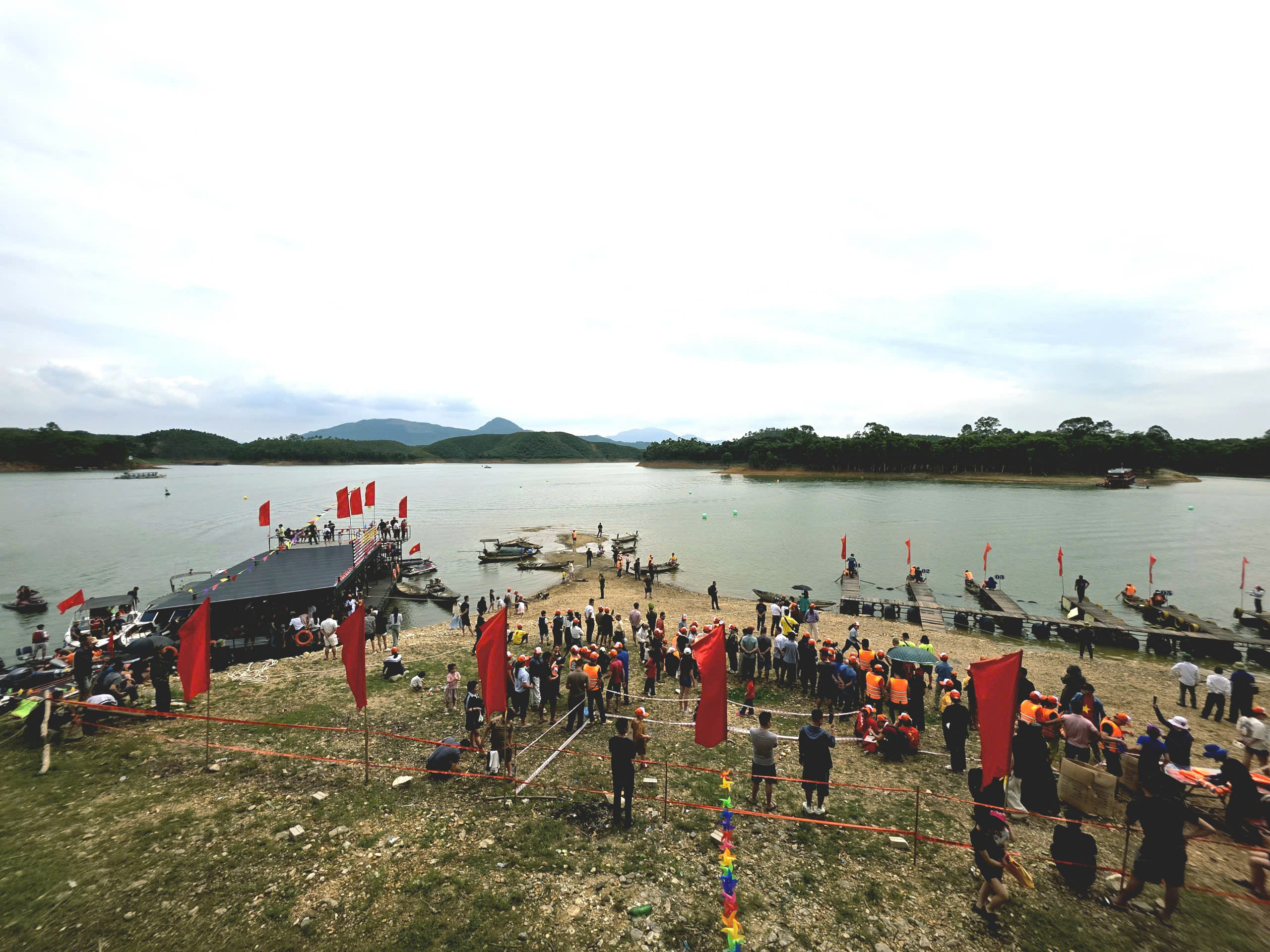 CSGT L&agrave;o Cai giữ b&igrave;nh y&ecirc;n Hồ Th&aacute;c B&agrave; dịp nghỉ lễ 30/4 - 1/5- Ảnh 8.