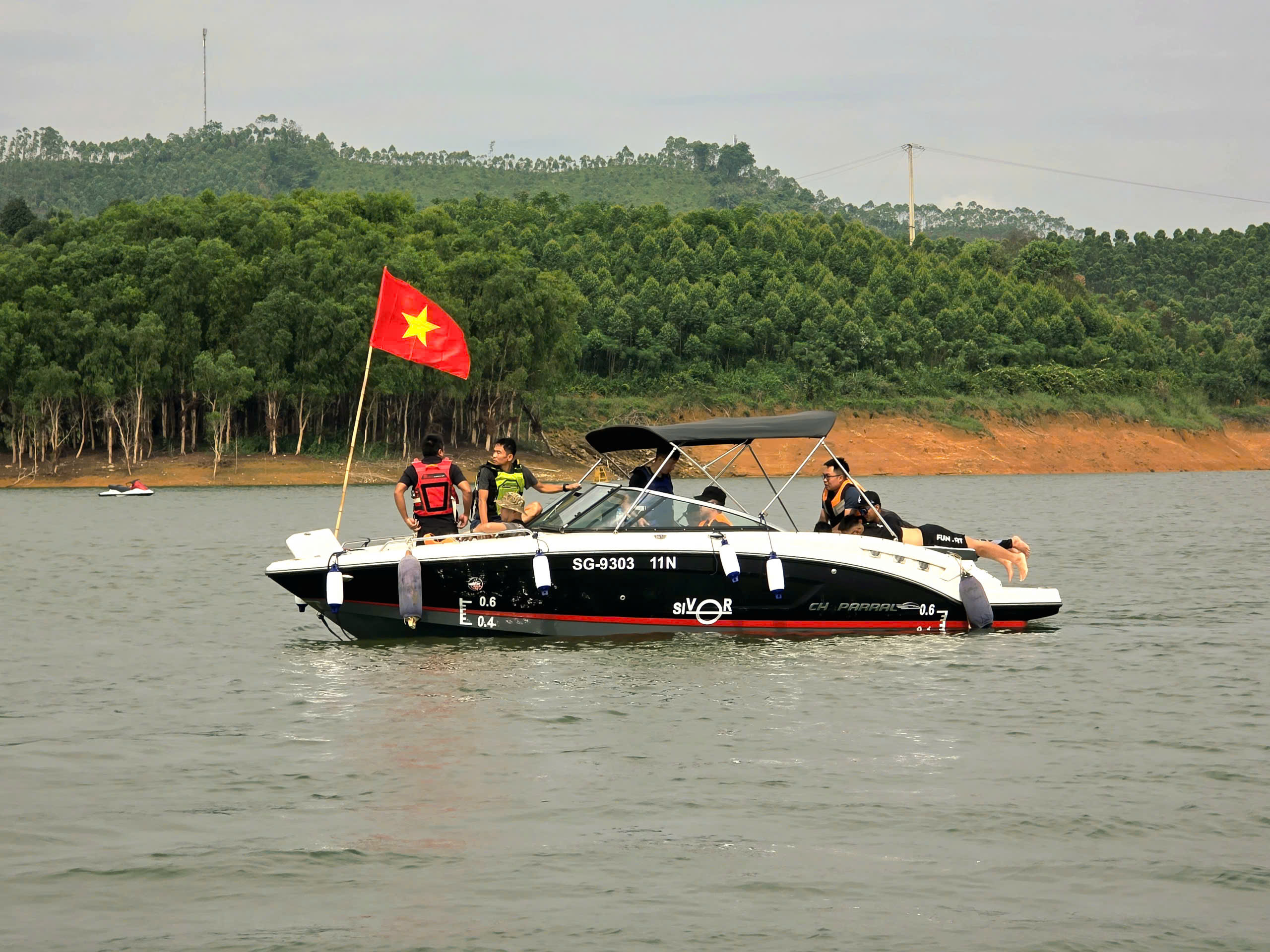 CSGT L&agrave;o Cai giữ b&igrave;nh y&ecirc;n Hồ Th&aacute;c B&agrave; dịp nghỉ lễ 30/4 - 1/5- Ảnh 11.