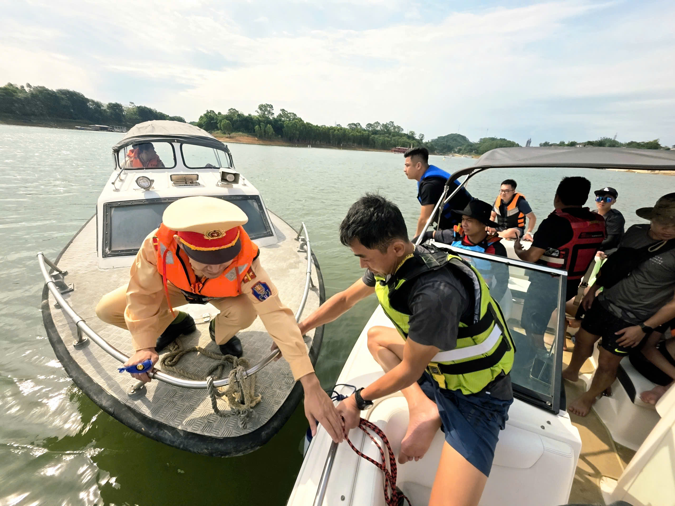 CSGT L&agrave;o Cai giữ b&igrave;nh y&ecirc;n Hồ Th&aacute;c B&agrave; dịp nghỉ lễ 30/4 - 1/5- Ảnh 7.