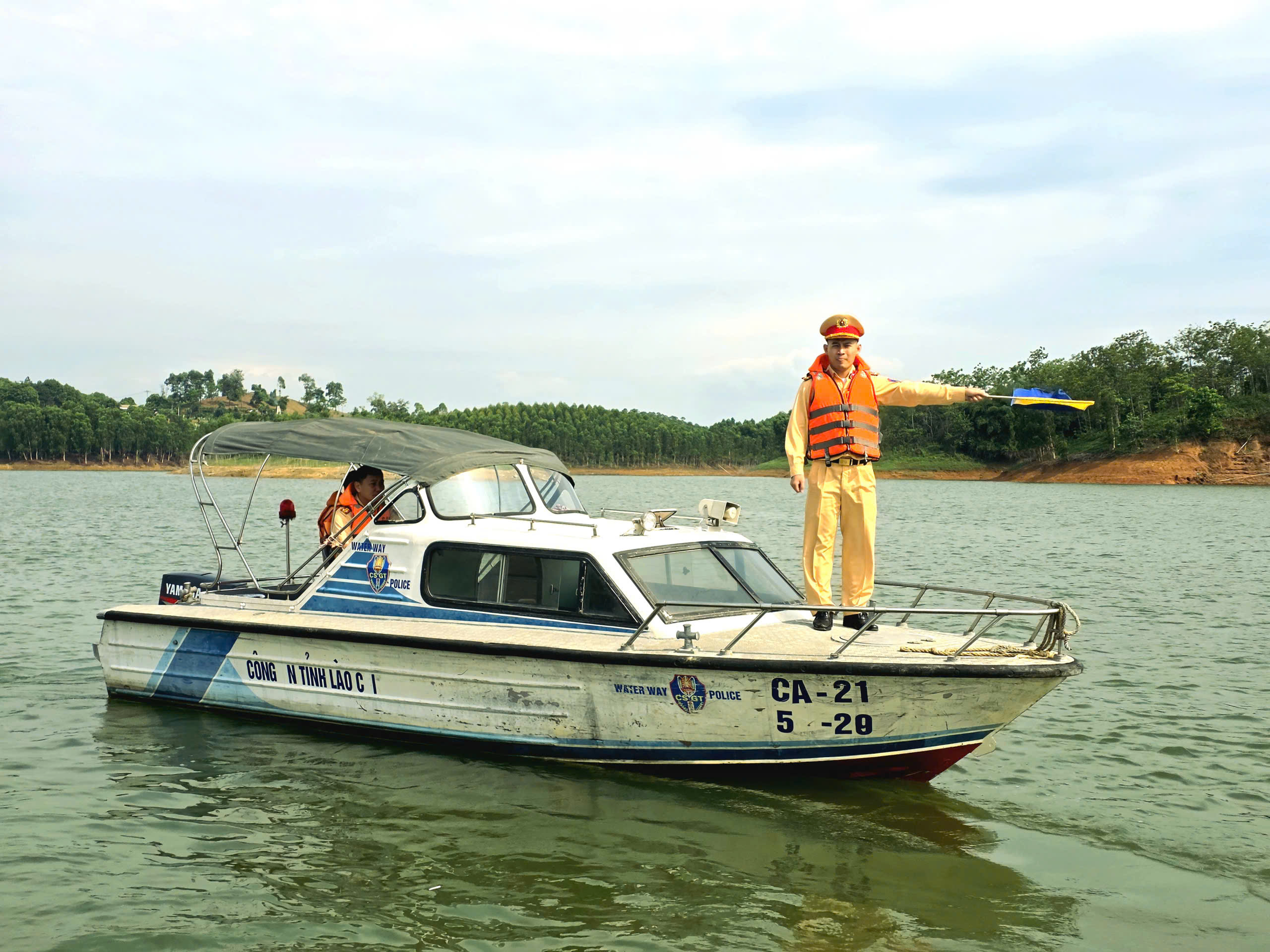 CSGT L&agrave;o Cai giữ b&igrave;nh y&ecirc;n Hồ Th&aacute;c B&agrave; dịp nghỉ lễ 30/4 - 1/5- Ảnh 4.