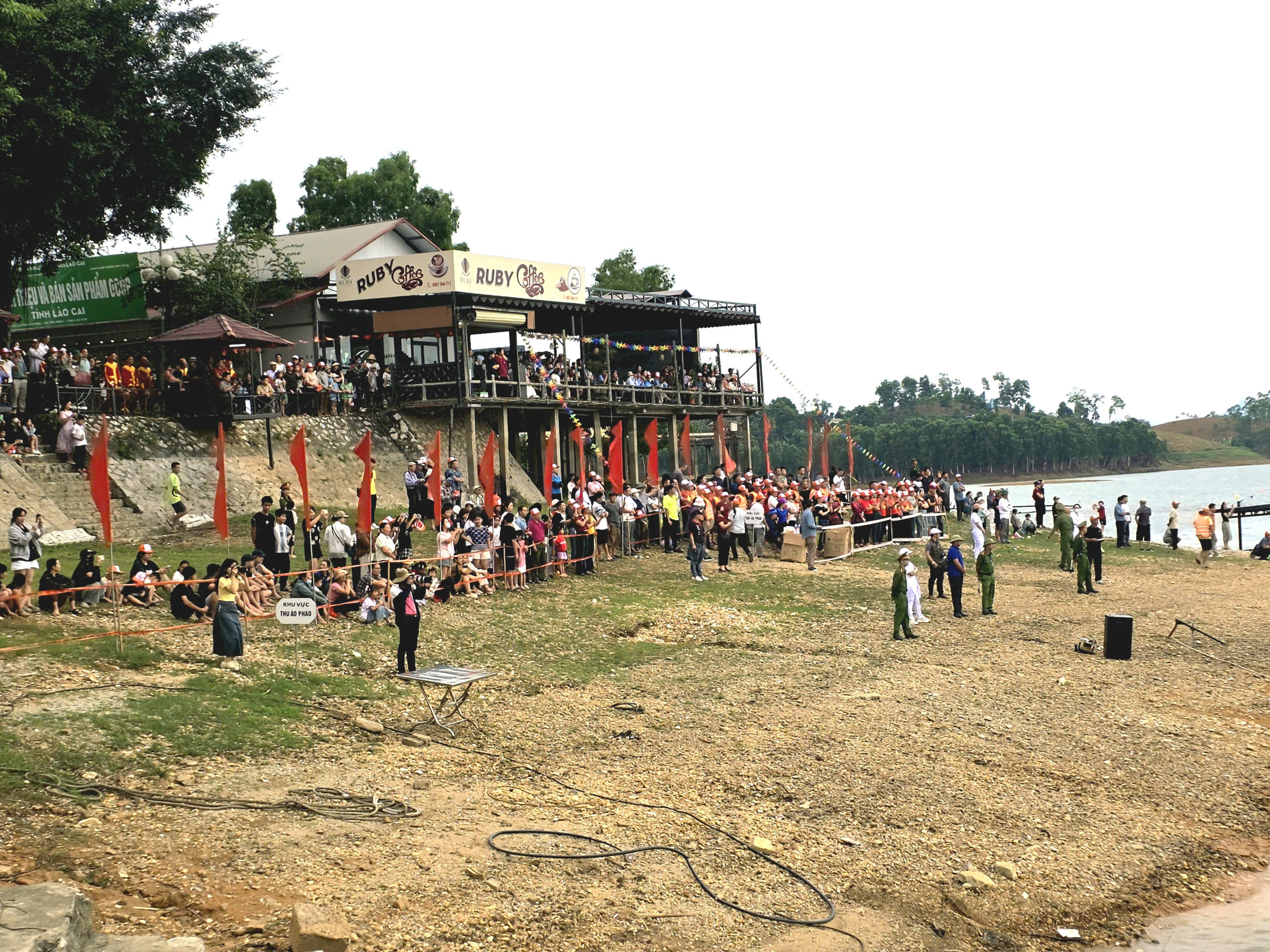 CSGT L&agrave;o Cai giữ b&igrave;nh y&ecirc;n Hồ Th&aacute;c B&agrave; dịp nghỉ lễ 30/4 - 1/5- Ảnh 17.