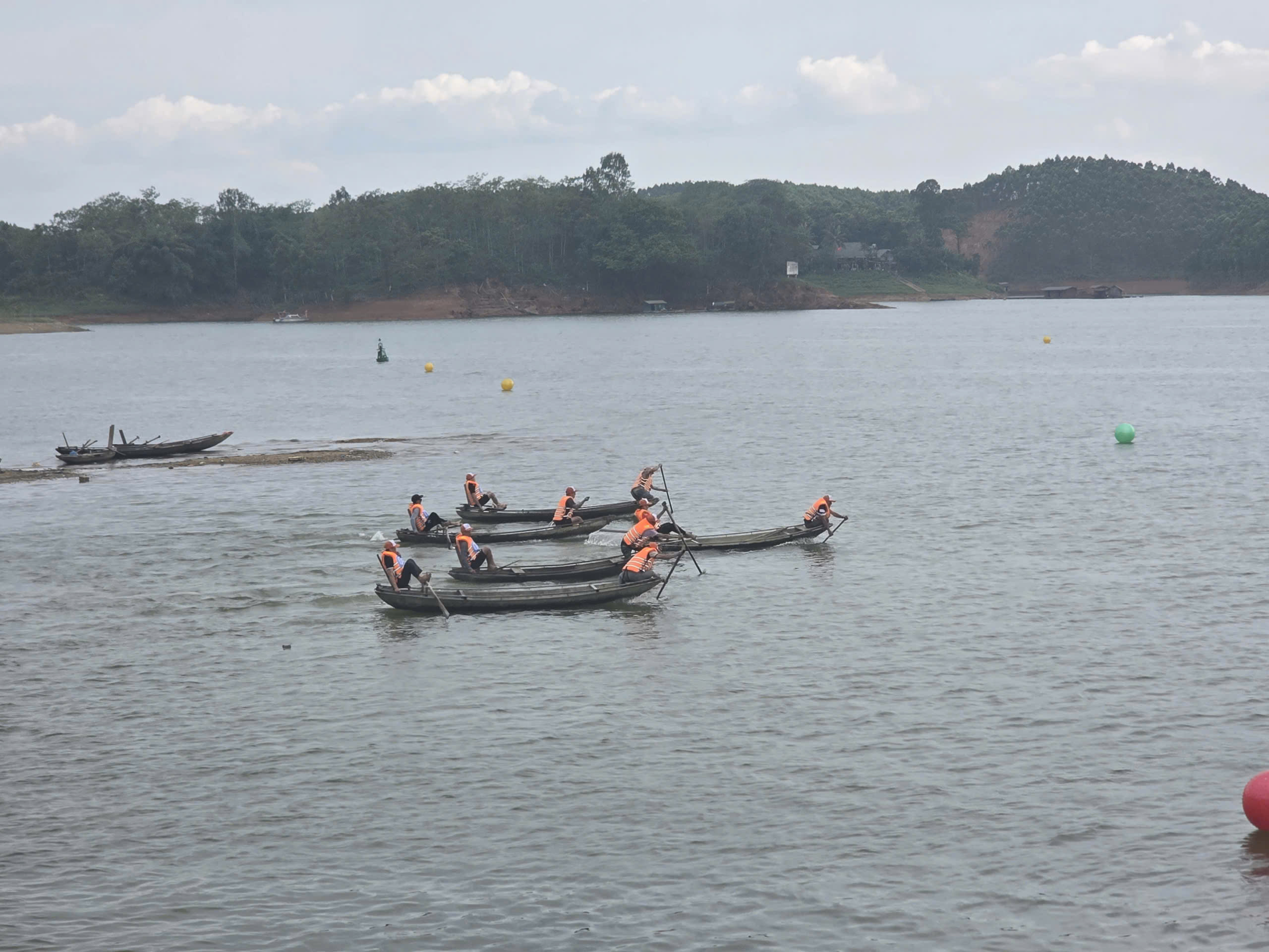 CSGT L&agrave;o Cai giữ b&igrave;nh y&ecirc;n Hồ Th&aacute;c B&agrave; dịp nghỉ lễ 30/4 - 1/5- Ảnh 18.