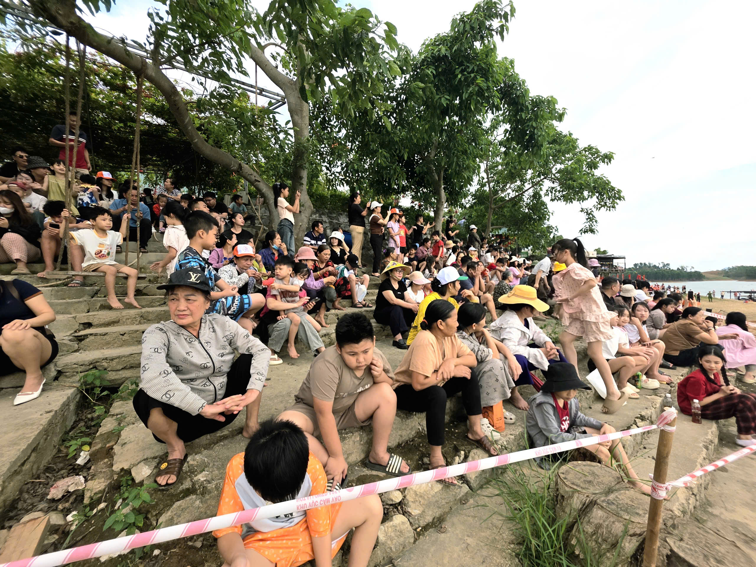 CSGT L&agrave;o Cai giữ b&igrave;nh y&ecirc;n Hồ Th&aacute;c B&agrave; dịp nghỉ lễ 30/4 - 1/5- Ảnh 10.