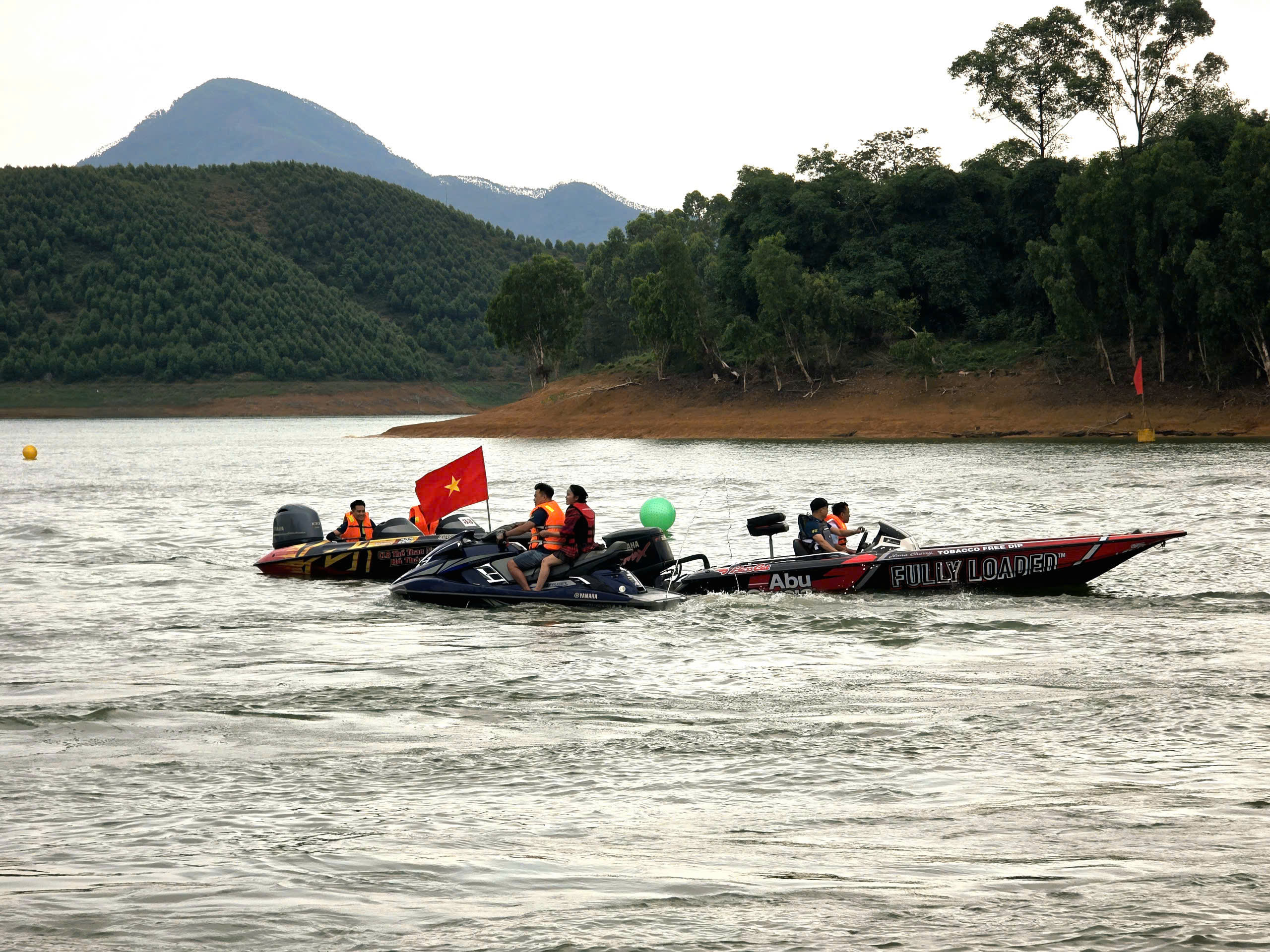 CSGT L&agrave;o Cai giữ b&igrave;nh y&ecirc;n Hồ Th&aacute;c B&agrave; dịp nghỉ lễ 30/4 - 1/5- Ảnh 13.