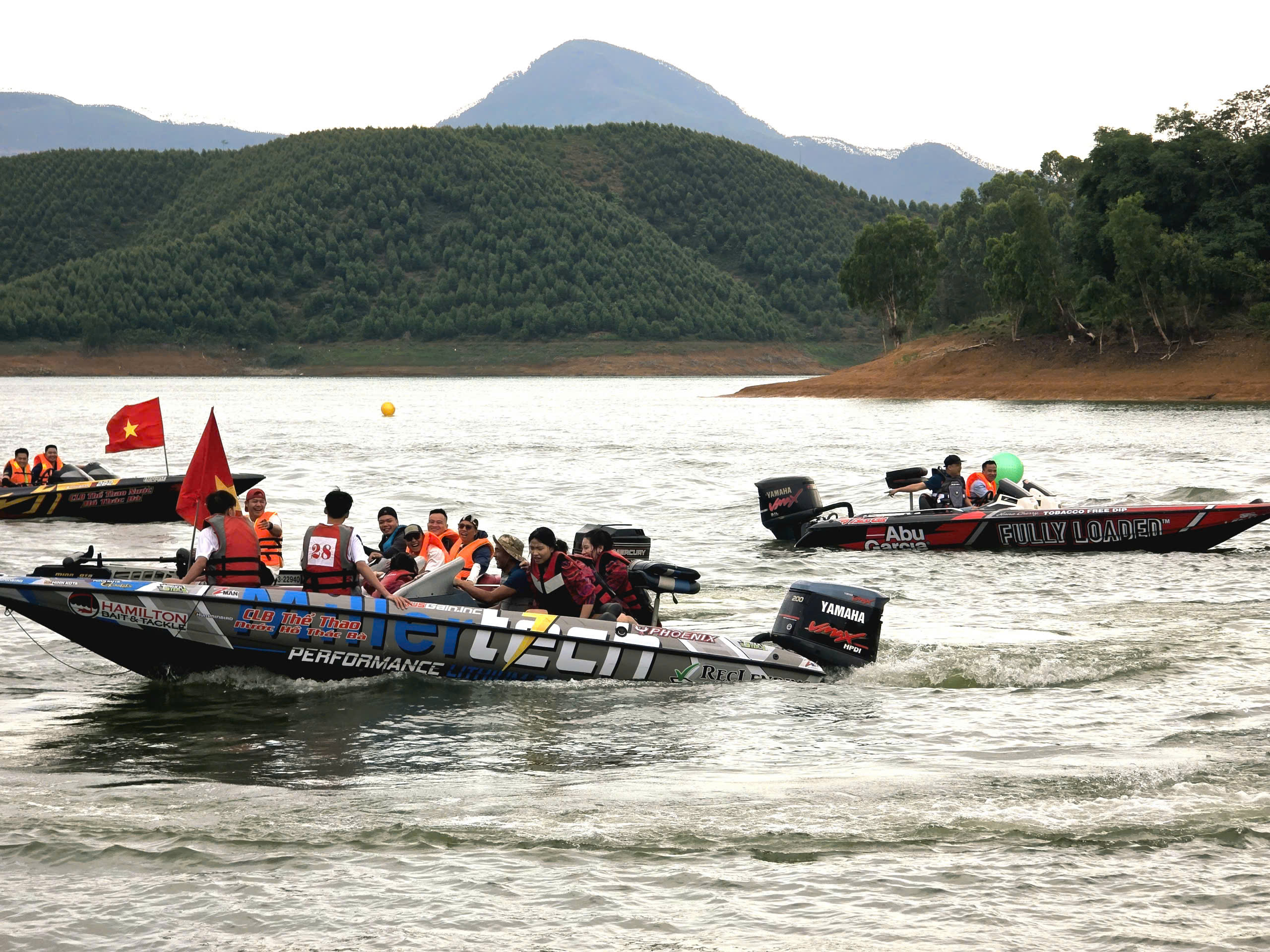 CSGT L&agrave;o Cai giữ b&igrave;nh y&ecirc;n Hồ Th&aacute;c B&agrave; dịp nghỉ lễ 30/4 - 1/5- Ảnh 19.