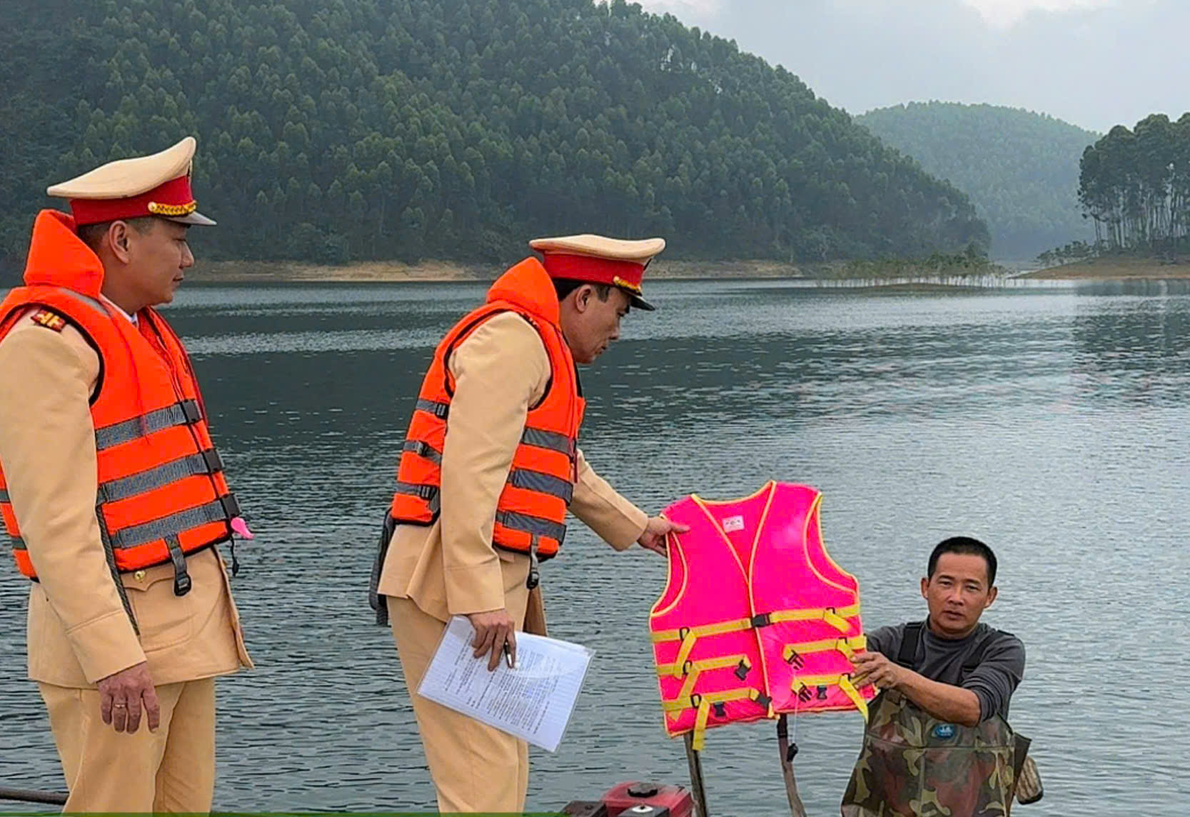 CSGT L&agrave;o Cai giữ b&igrave;nh y&ecirc;n Hồ Th&aacute;c B&agrave; dịp nghỉ lễ 30/4 - 1/5- Ảnh 21.