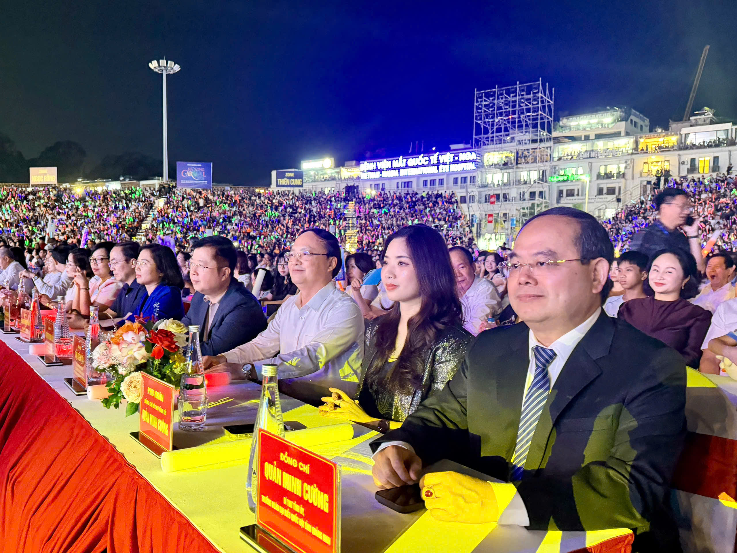 Carnaval Hạ Long 2026 rực rỡ sắc m&agrave;u, khuấy động đ&ecirc;m hội b&ecirc;n bờ di sản- Ảnh 18.