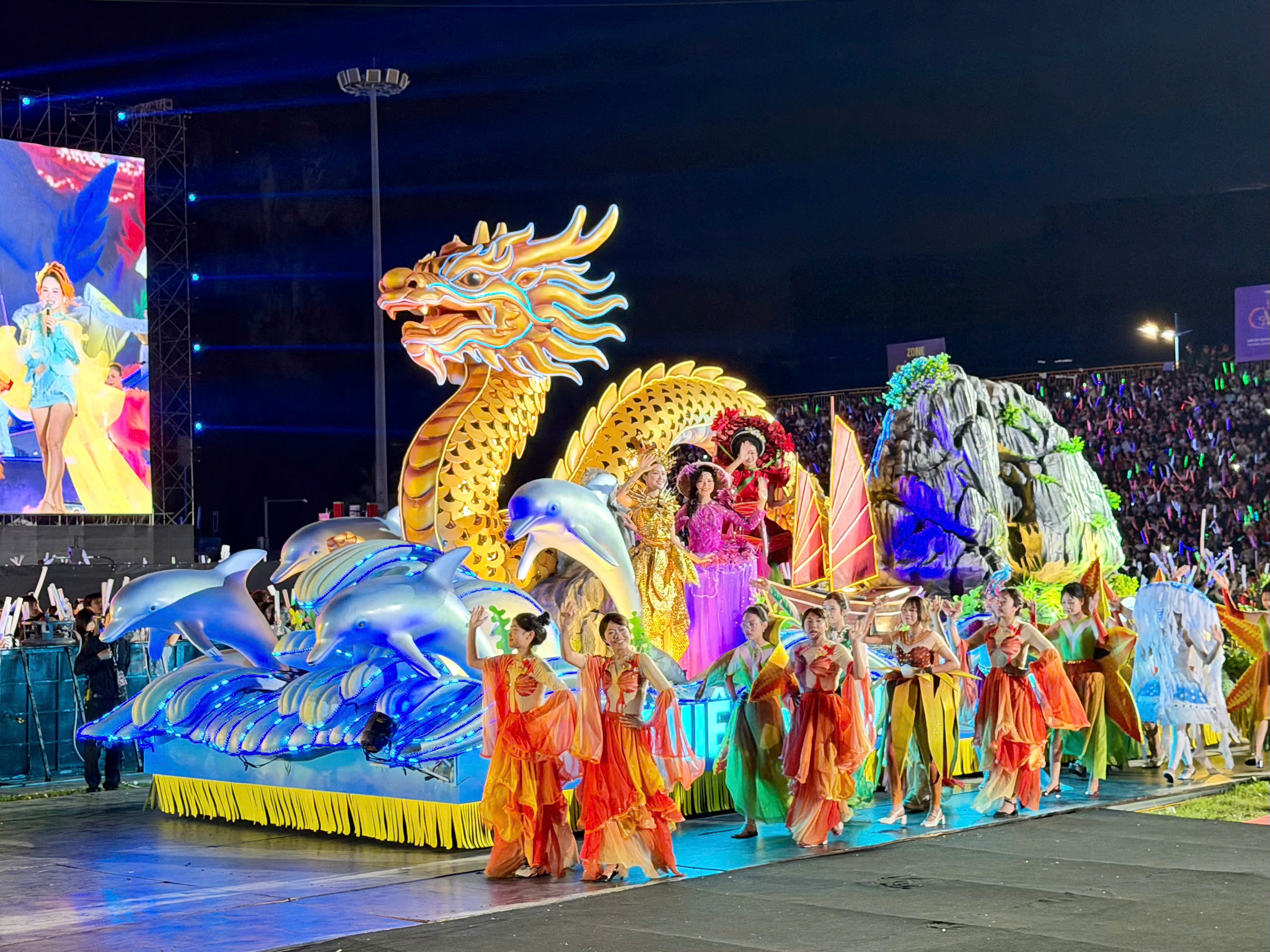 Carnaval Hạ Long 2026 rực rỡ sắc m&agrave;u, khuấy động đ&ecirc;m hội b&ecirc;n bờ di sản- Ảnh 15.