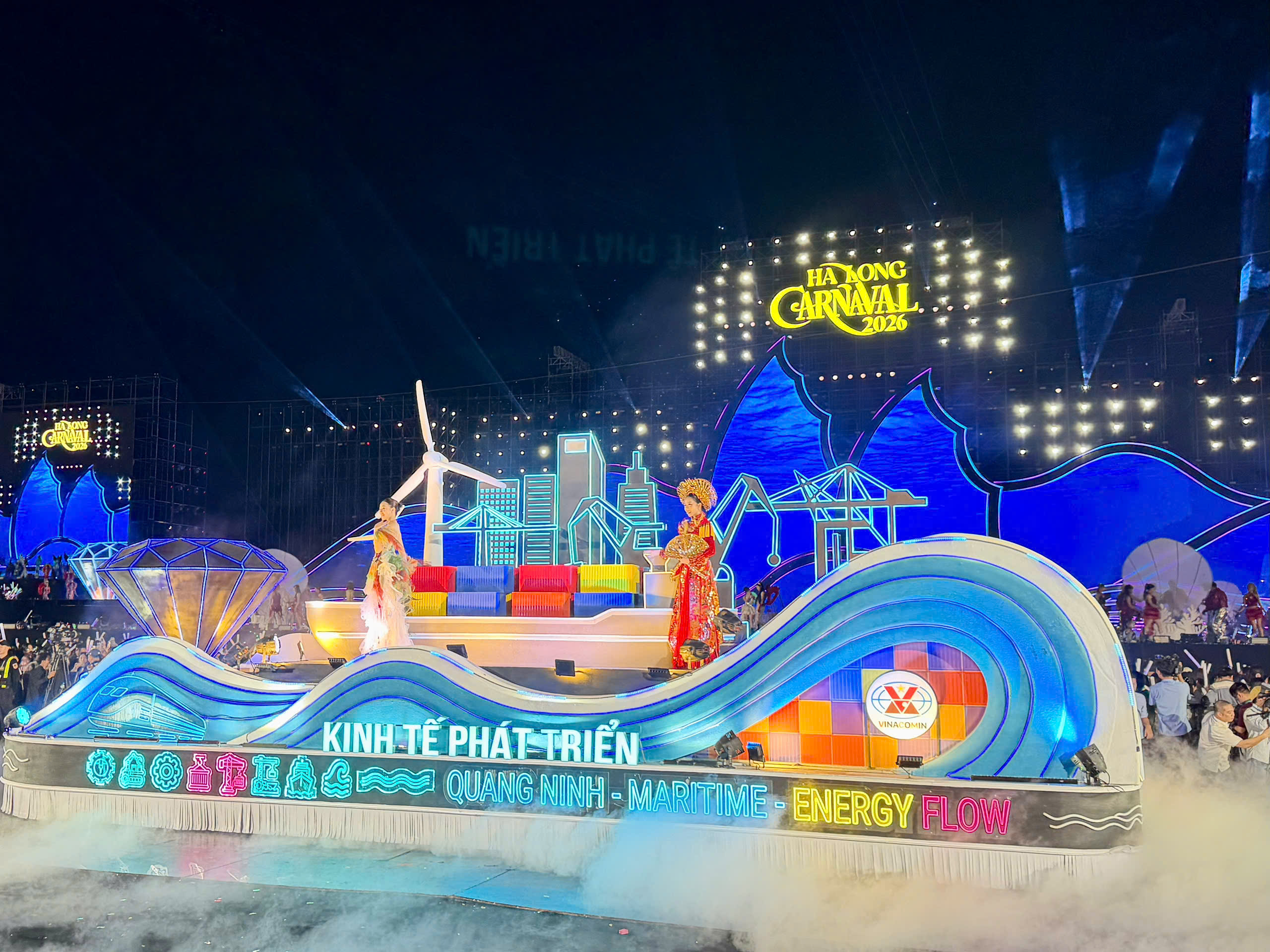 Carnaval Hạ Long 2026 rực rỡ sắc m&agrave;u, khuấy động đ&ecirc;m hội b&ecirc;n bờ di sản- Ảnh 5.