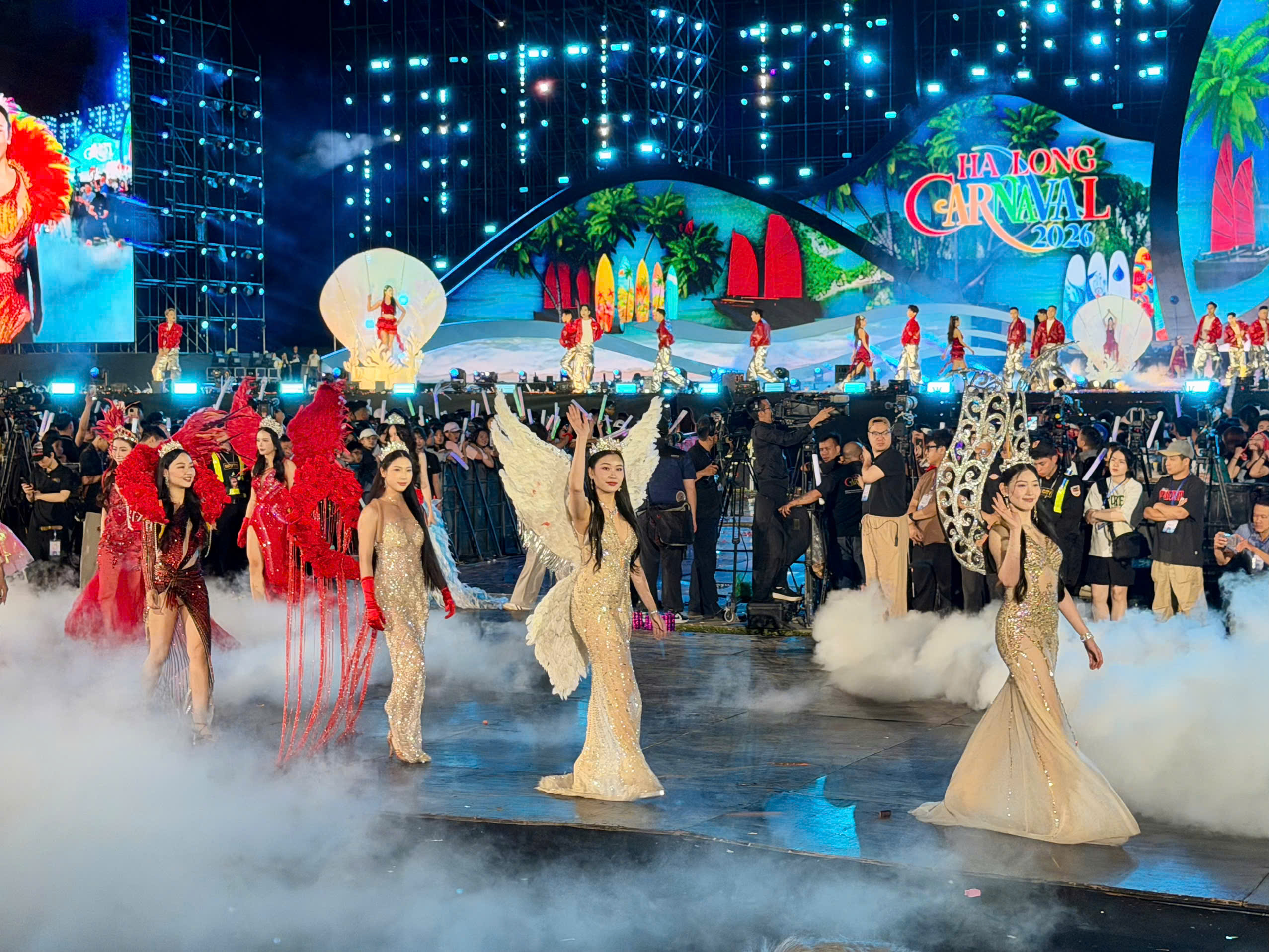 Carnaval Hạ Long 2026 rực rỡ sắc m&agrave;u, khuấy động đ&ecirc;m hội b&ecirc;n bờ di sản- Ảnh 2.