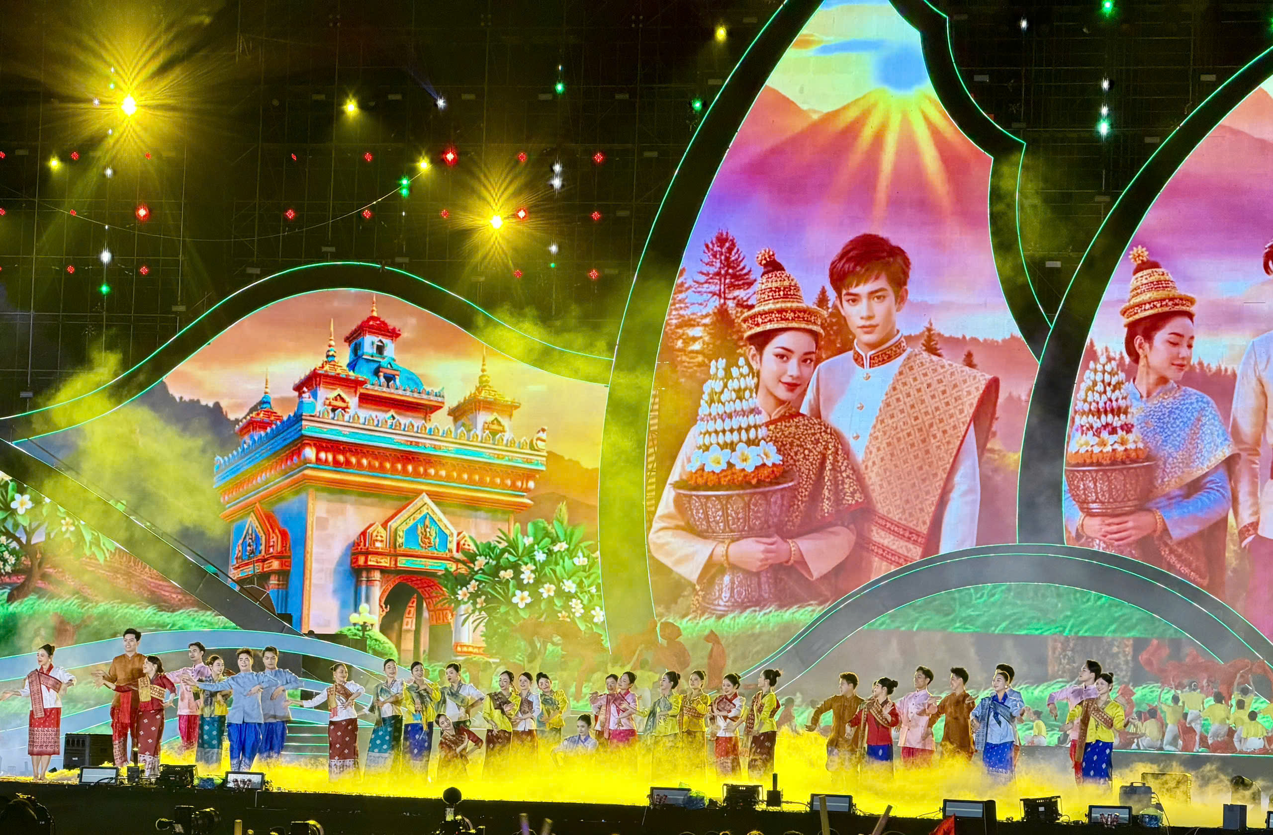 Carnaval Hạ Long 2026 rực rỡ sắc m&agrave;u, khuấy động đ&ecirc;m hội b&ecirc;n bờ di sản- Ảnh 3.