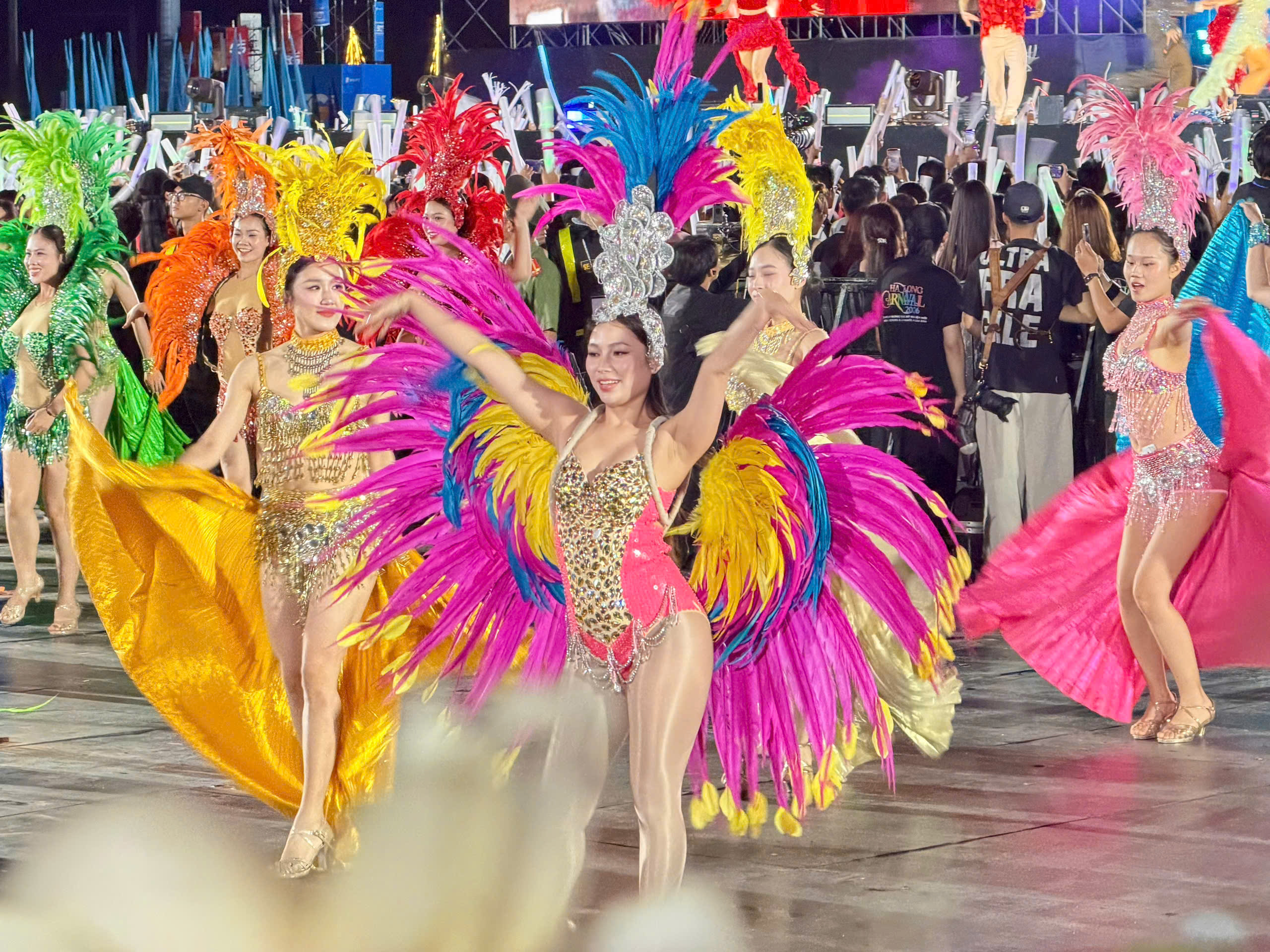 Carnaval Hạ Long 2026 rực rỡ sắc m&agrave;u, khuấy động đ&ecirc;m hội b&ecirc;n bờ di sản- Ảnh 12.