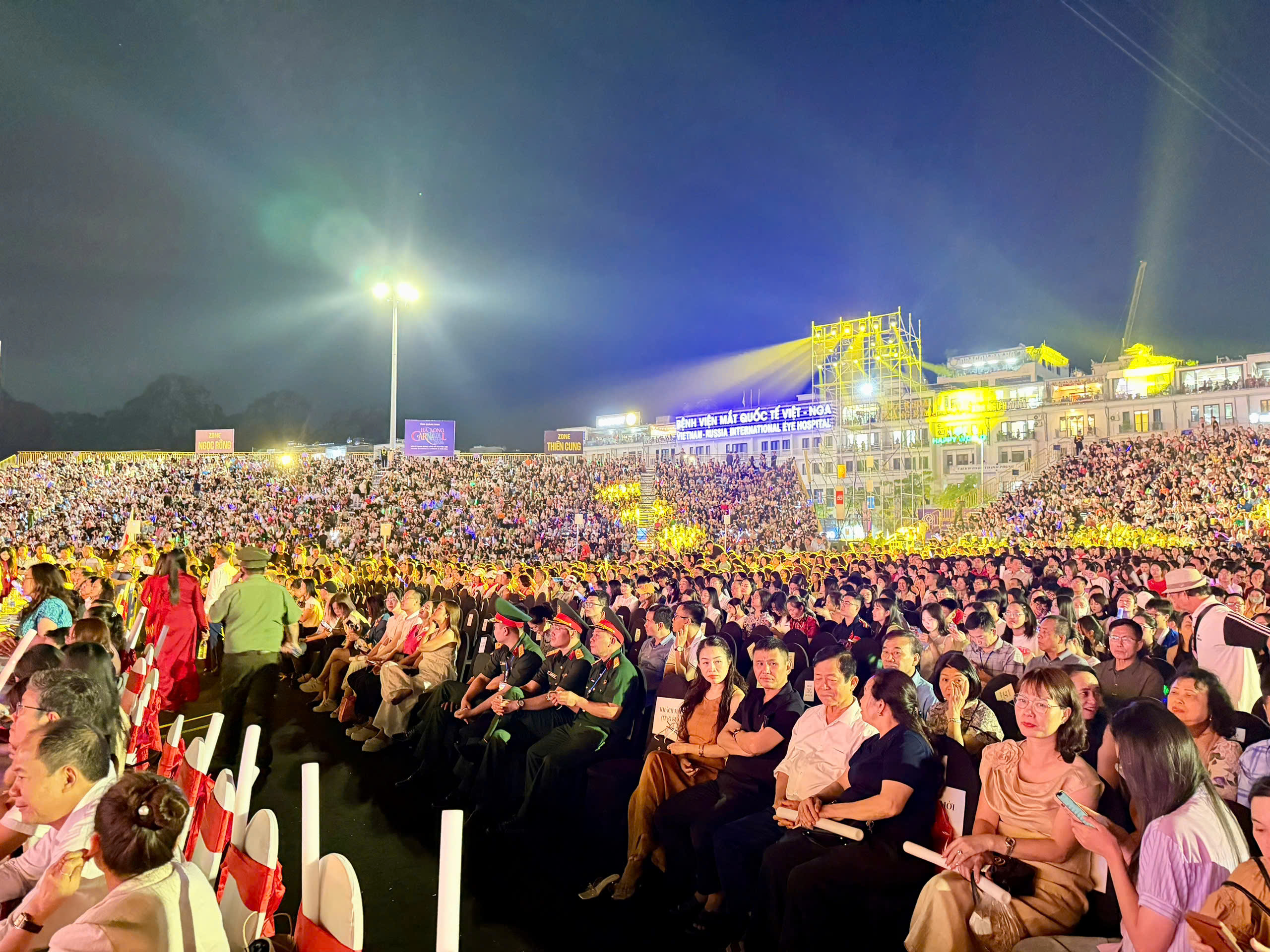 Carnaval Hạ Long 2026 rực rỡ sắc m&agrave;u, khuấy động đ&ecirc;m hội b&ecirc;n bờ di sản- Ảnh 19.