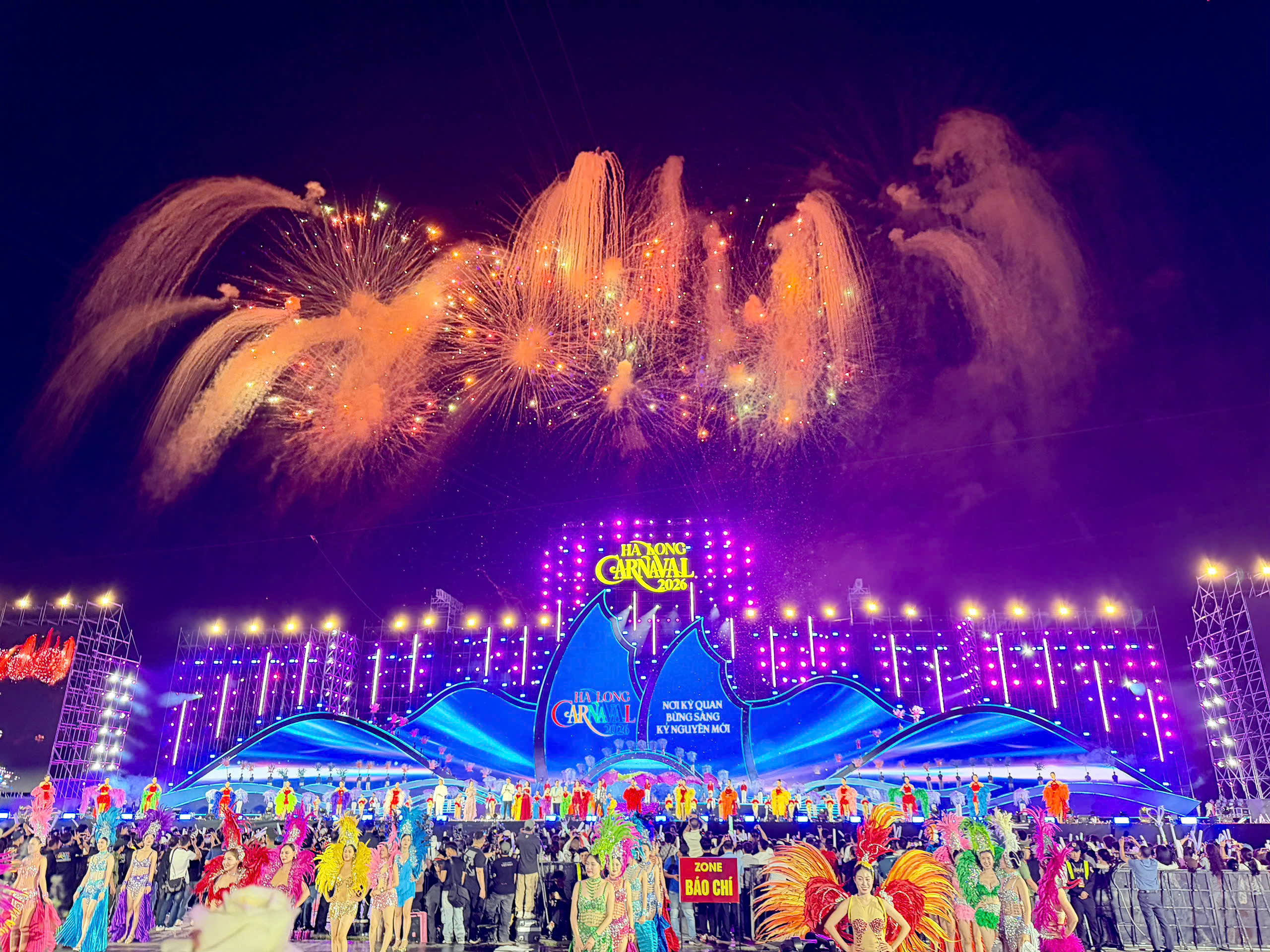 Carnaval Hạ Long 2026 rực rỡ sắc m&agrave;u, khuấy động đ&ecirc;m hội b&ecirc;n bờ di sản- Ảnh 1.