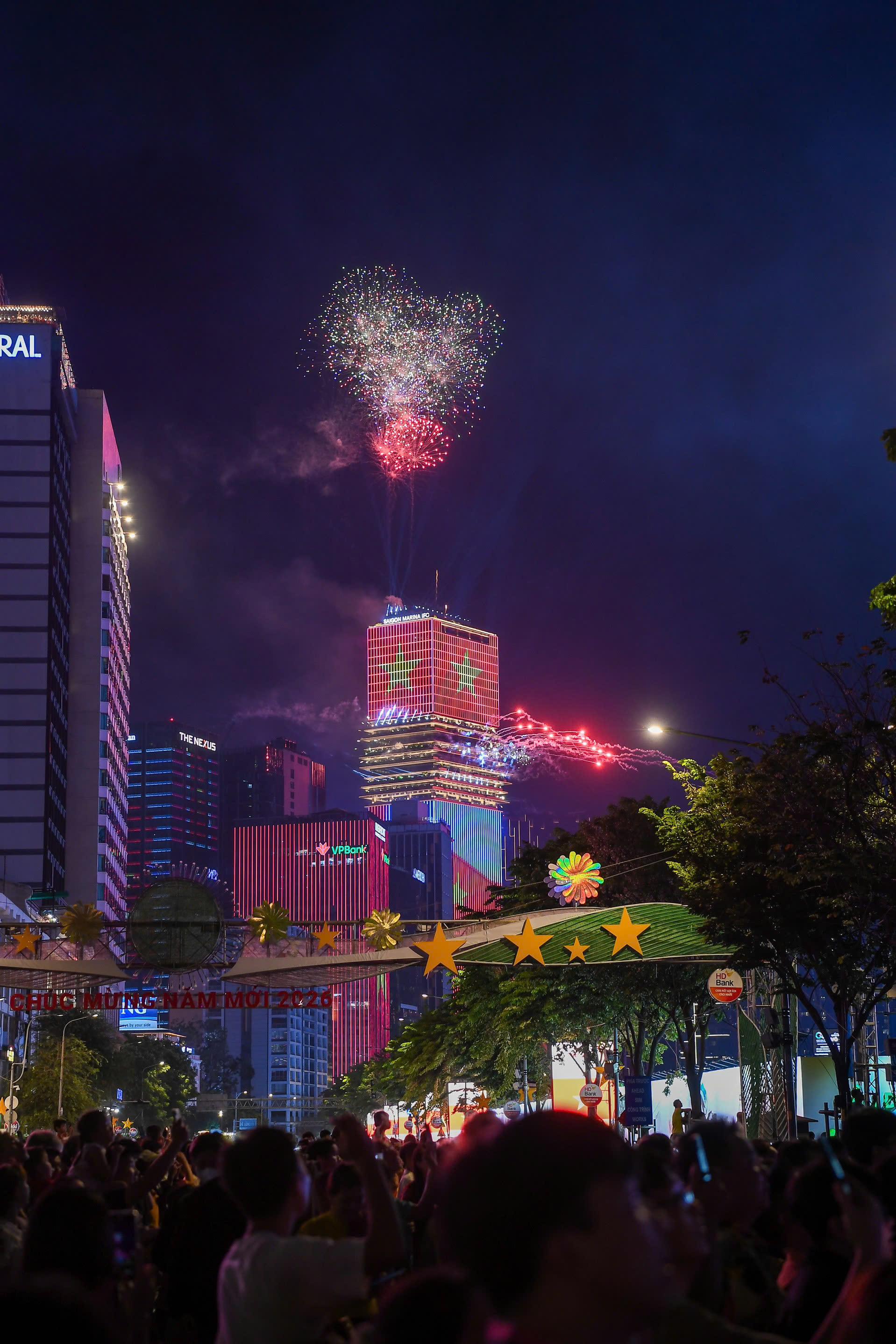 Ph&aacute;o hoa rực s&aacute;ng bầu trời phương Nam ch&agrave;o mừng 51 năm ng&agrave;y thống nhất- Ảnh 9.