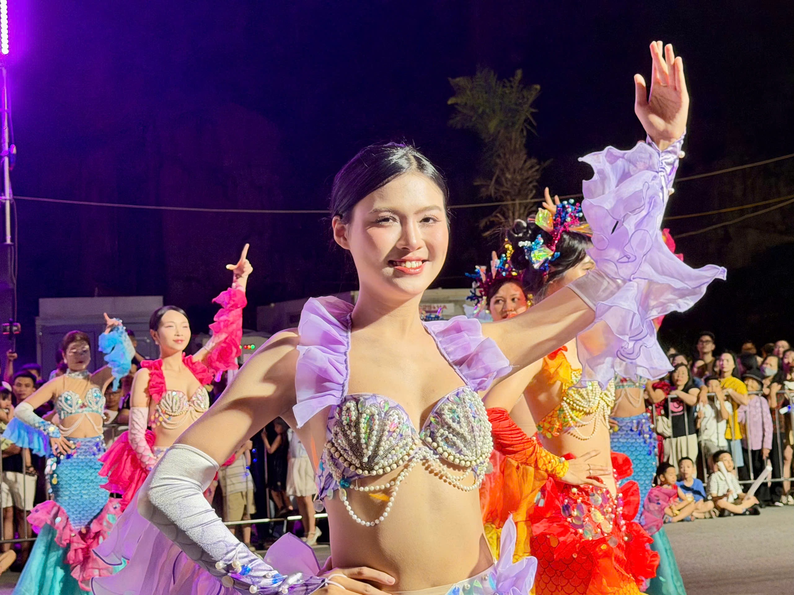 Carnaval Hạ Long 2026 rực rỡ sắc m&agrave;u, khuấy động đ&ecirc;m hội b&ecirc;n bờ di sản- Ảnh 13.
