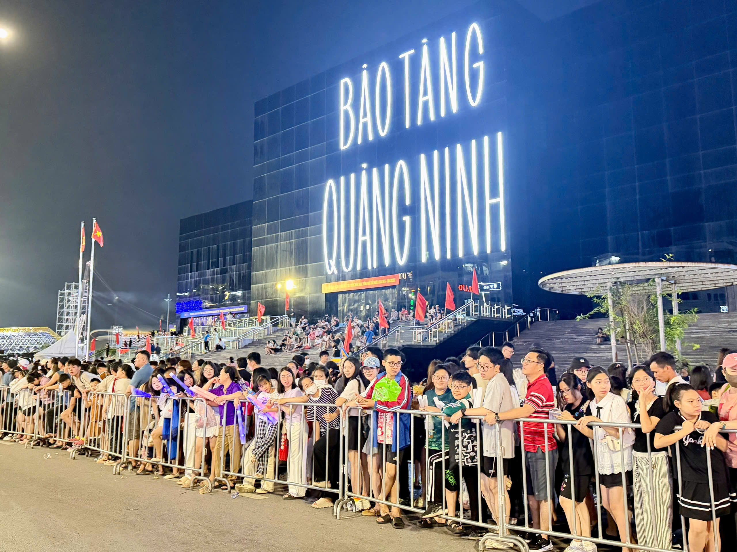 Carnaval Hạ Long 2026 rực rỡ sắc m&agrave;u, khuấy động đ&ecirc;m hội b&ecirc;n bờ di sản- Ảnh 20.