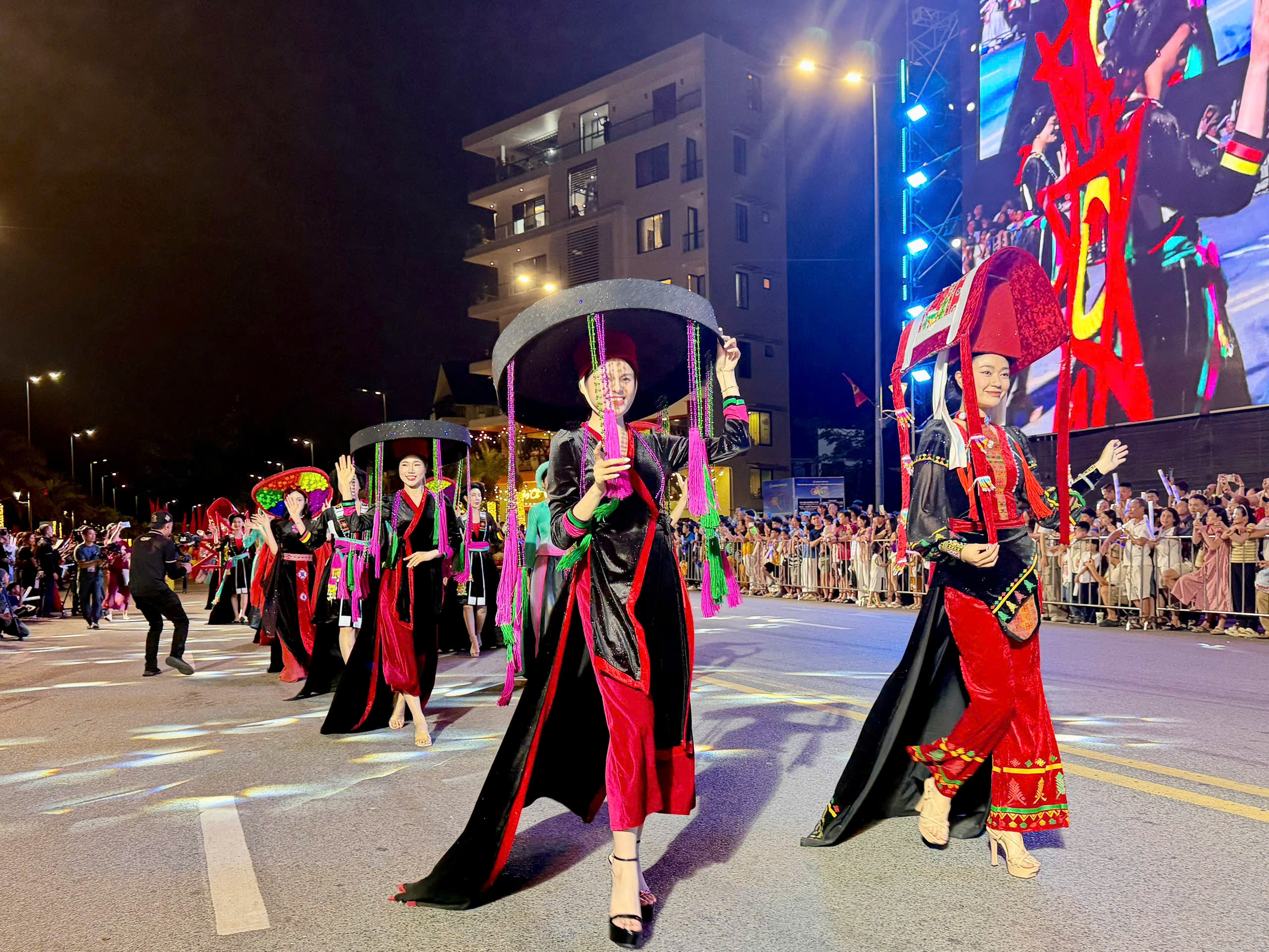 Carnaval Hạ Long 2026 rực rỡ sắc m&agrave;u, khuấy động đ&ecirc;m hội b&ecirc;n bờ di sản- Ảnh 10.