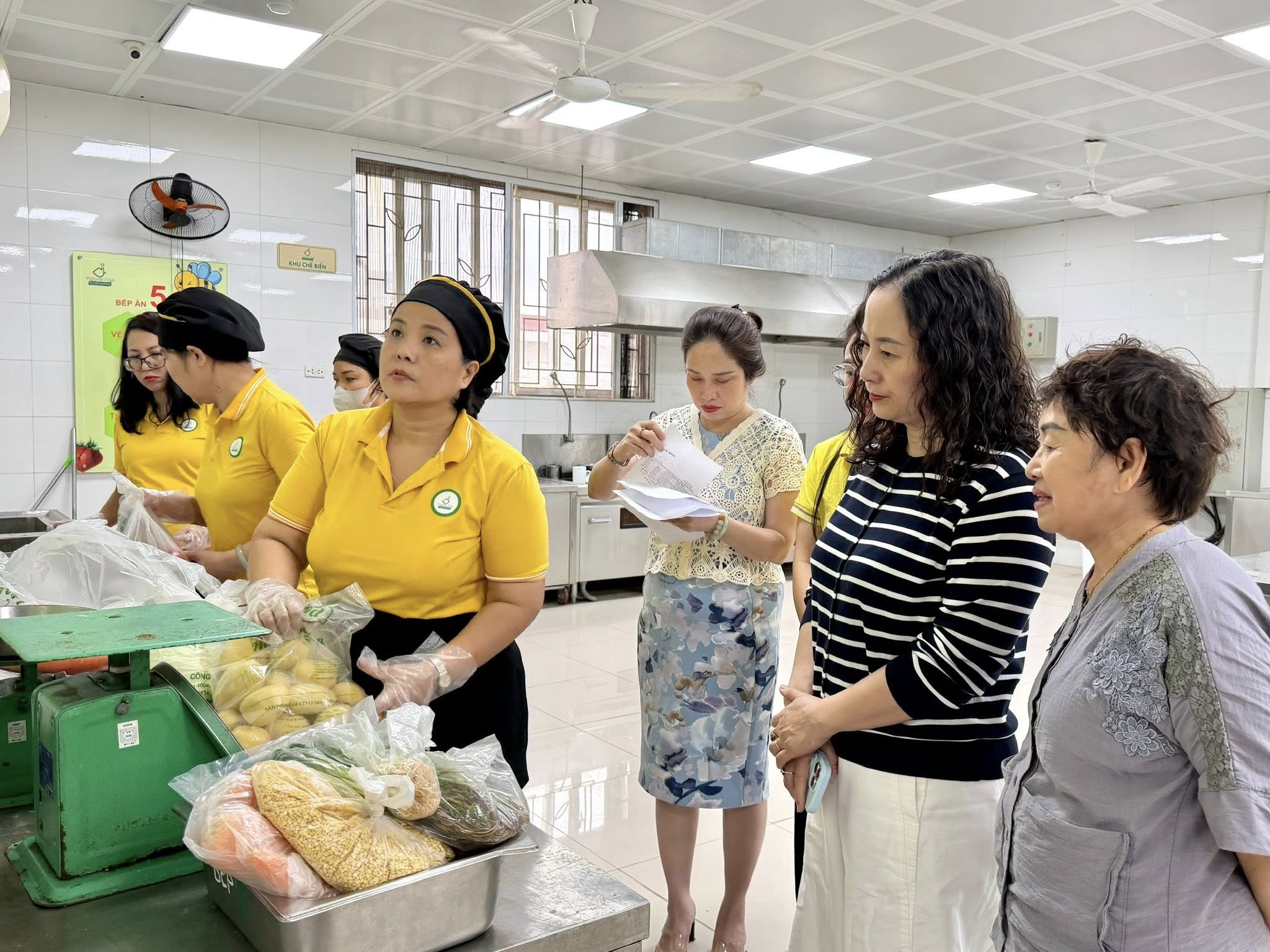 Siết bữa ăn học đường sau loạt vụ thực phẩm bẩn- Ảnh 9. Siết bữa ăn học đường sau loạt vụ thực phẩm bẩn- Ảnh 9.