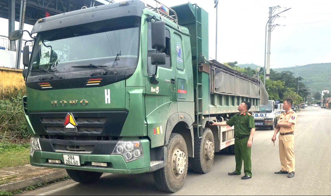 Tổng r&agrave; so&aacute;t xe tải trọng lớn, cơi nới th&ugrave;ng xe, xử l&yacute; nghi&ecirc;m vi phạm ở Ph&uacute; Thọ v&agrave; H&agrave; Tĩnh- Ảnh 1.