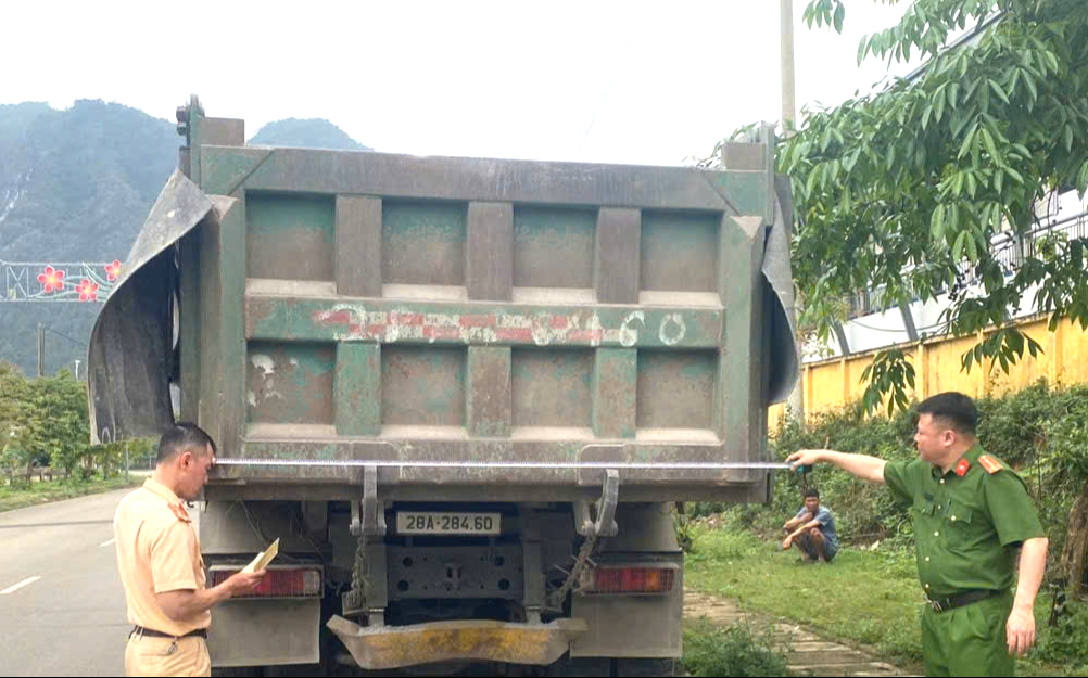 Tổng r&agrave; so&aacute;t xe tải trọng lớn, cơi nới th&ugrave;ng xe, xử l&yacute; nghi&ecirc;m vi phạm ở Ph&uacute; Thọ v&agrave; H&agrave; Tĩnh- Ảnh 2.