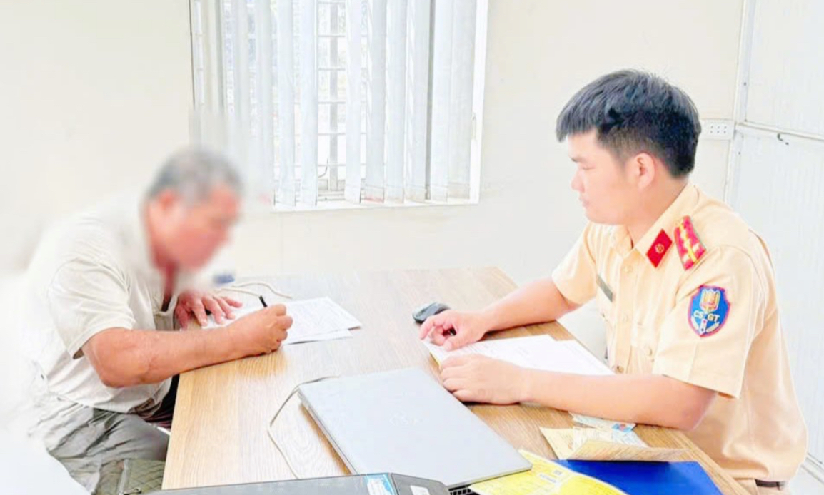 T&agrave;i xế xe kh&aacute;ch ở Đồng Nai bị phạt v&igrave; chuyển hướng kh&ocirc;ng bật xi nhan- Ảnh 2.