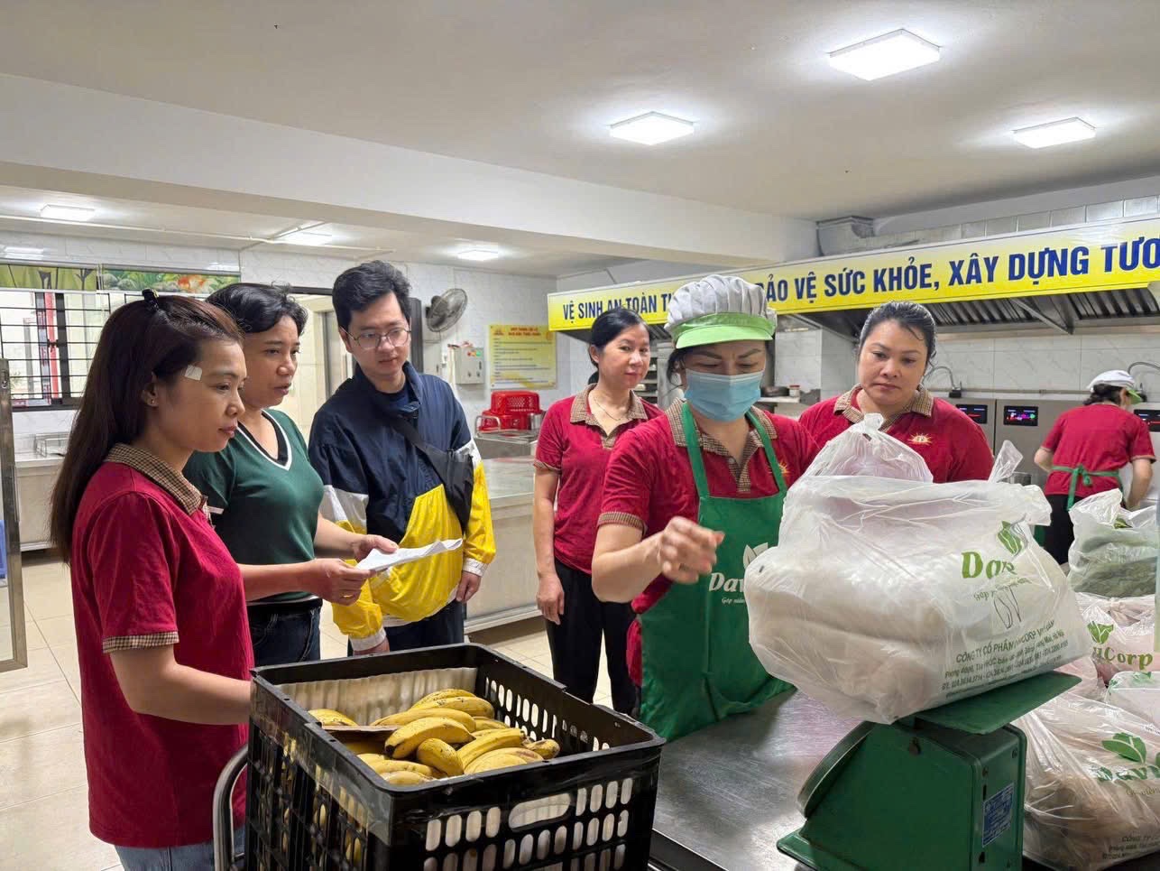 Siết bữa ăn học đường sau loạt vụ thực phẩm bẩn- Ảnh 7. Siết bữa ăn học đường sau loạt vụ thực phẩm bẩn- Ảnh 7.