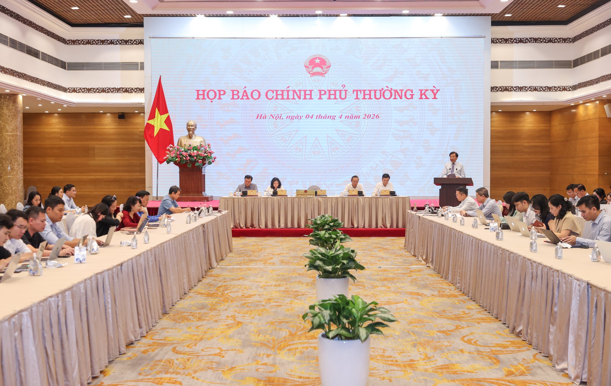 Đảm bảo nguồn cung xăng dầu, không để thiếu điện mùa hè- Ảnh 3. Đảm bảo nguồn cung xăng dầu, không để thiếu điện mùa hè- Ảnh 3.