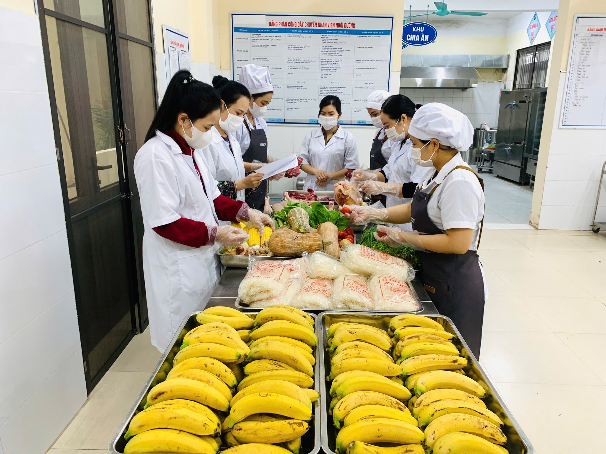 Siết bữa ăn học đường sau loạt vụ thực phẩm bẩn- Ảnh 11. Siết bữa ăn học đường sau loạt vụ thực phẩm bẩn- Ảnh 11.