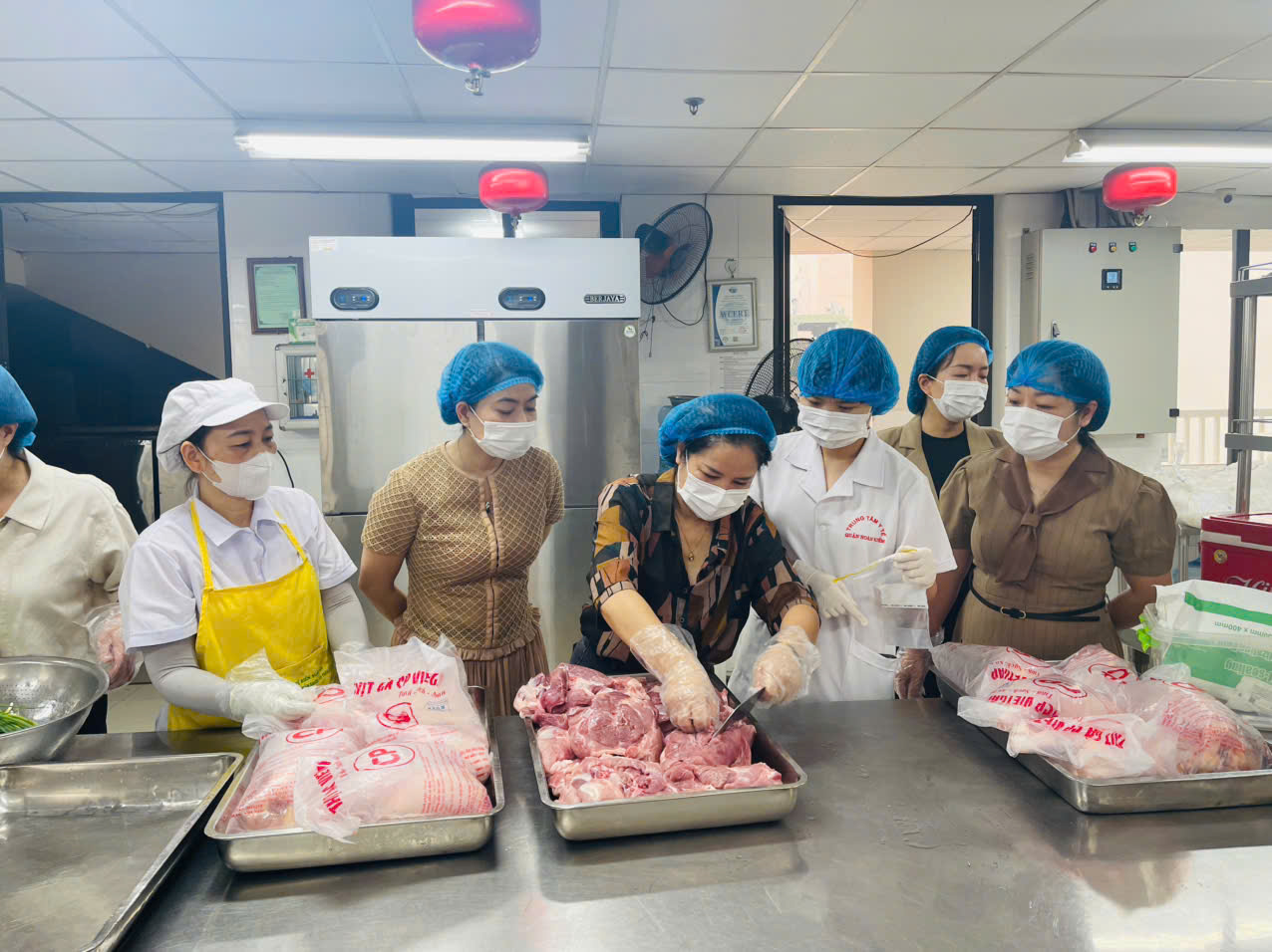 Siết bữa ăn học đường sau loạt vụ thực phẩm bẩn- Ảnh 2. Siết bữa ăn học đường sau loạt vụ thực phẩm bẩn- Ảnh 2.